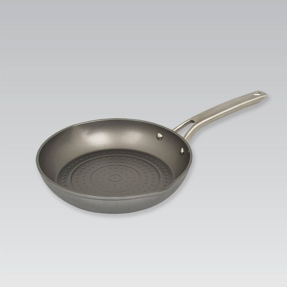 Szara patelnia z metalowym uchwytem jest wyświetlana na białej powierzchni.
