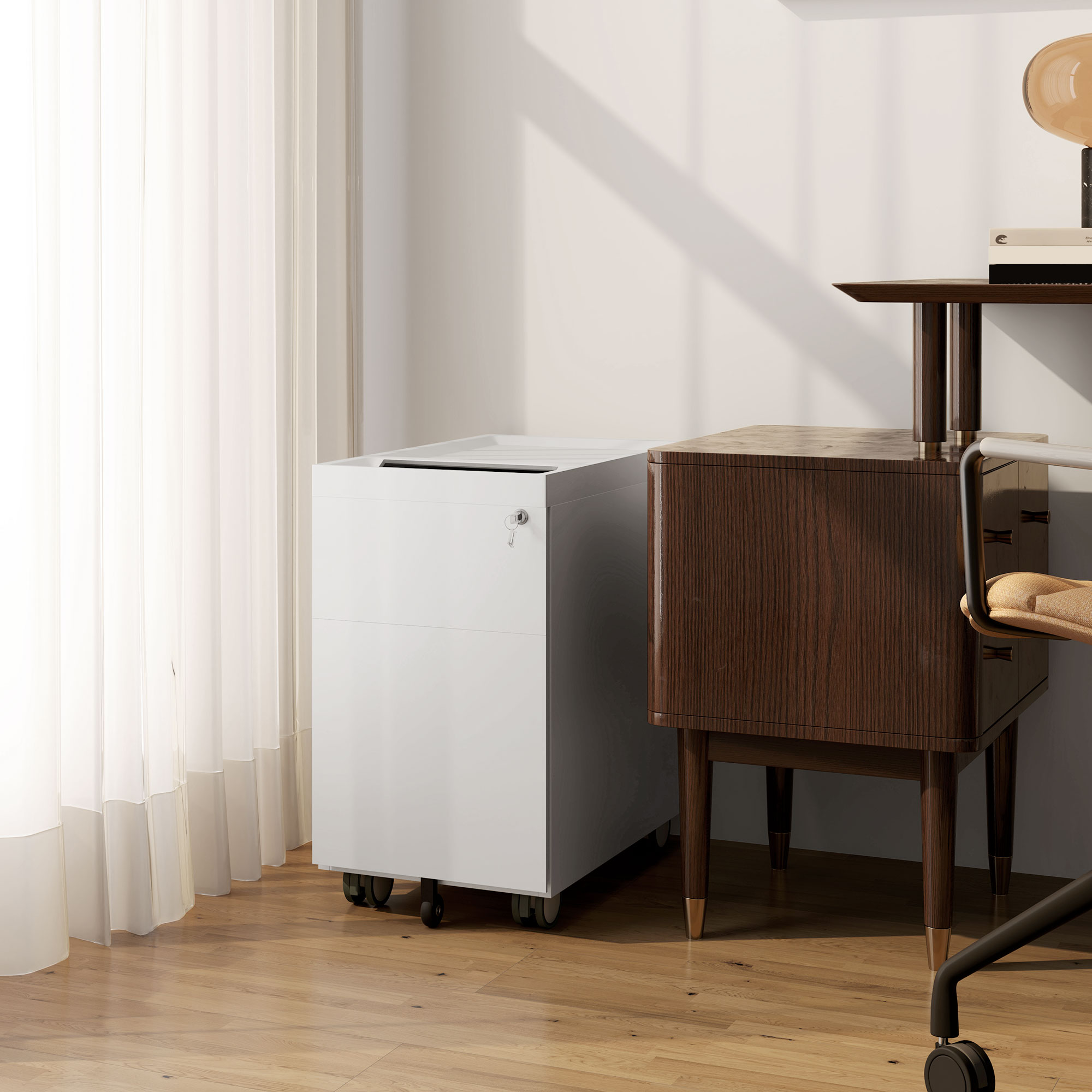 Weißer Schrank mit Schubladen, Schreibtisch und Stuhl in einem Raum.