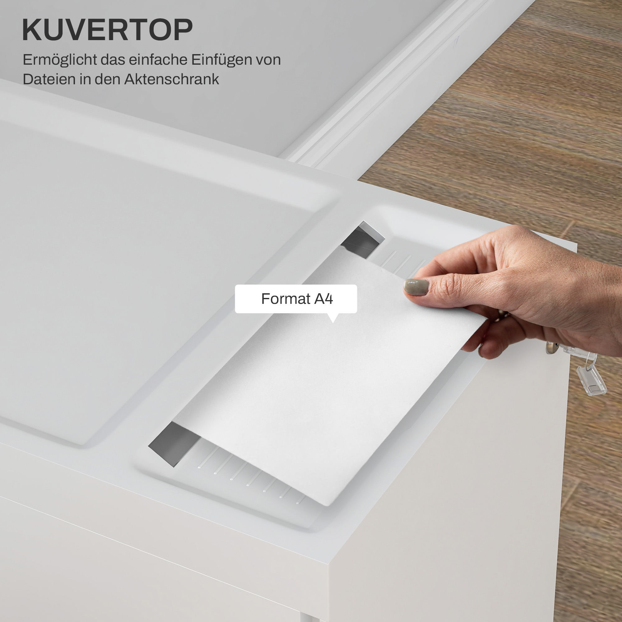 Hand legt ein Papier in einen weißen Aktenordner.