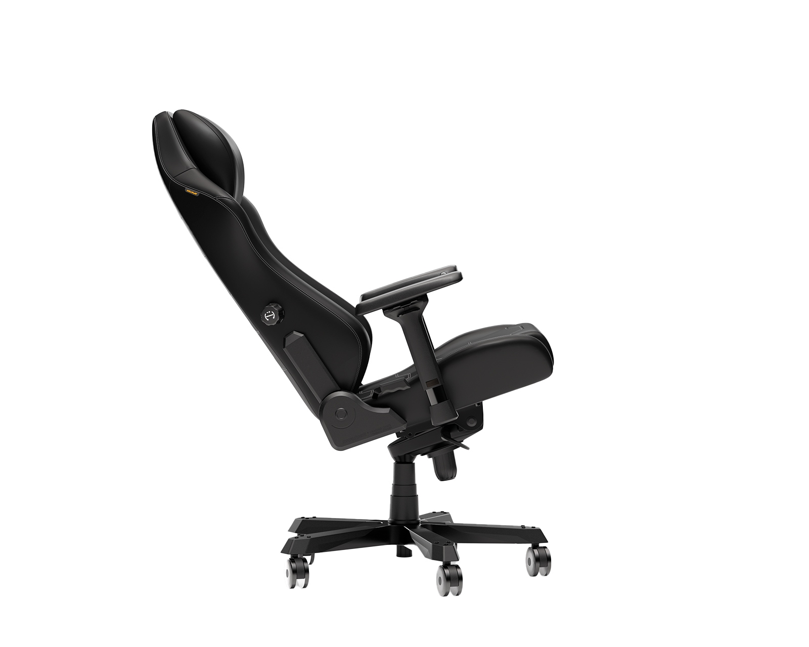 Ein schwarzer Gaming-Stuhl mit schwarzem Gestell. Der Stuhl ist zur Seite geneigt.