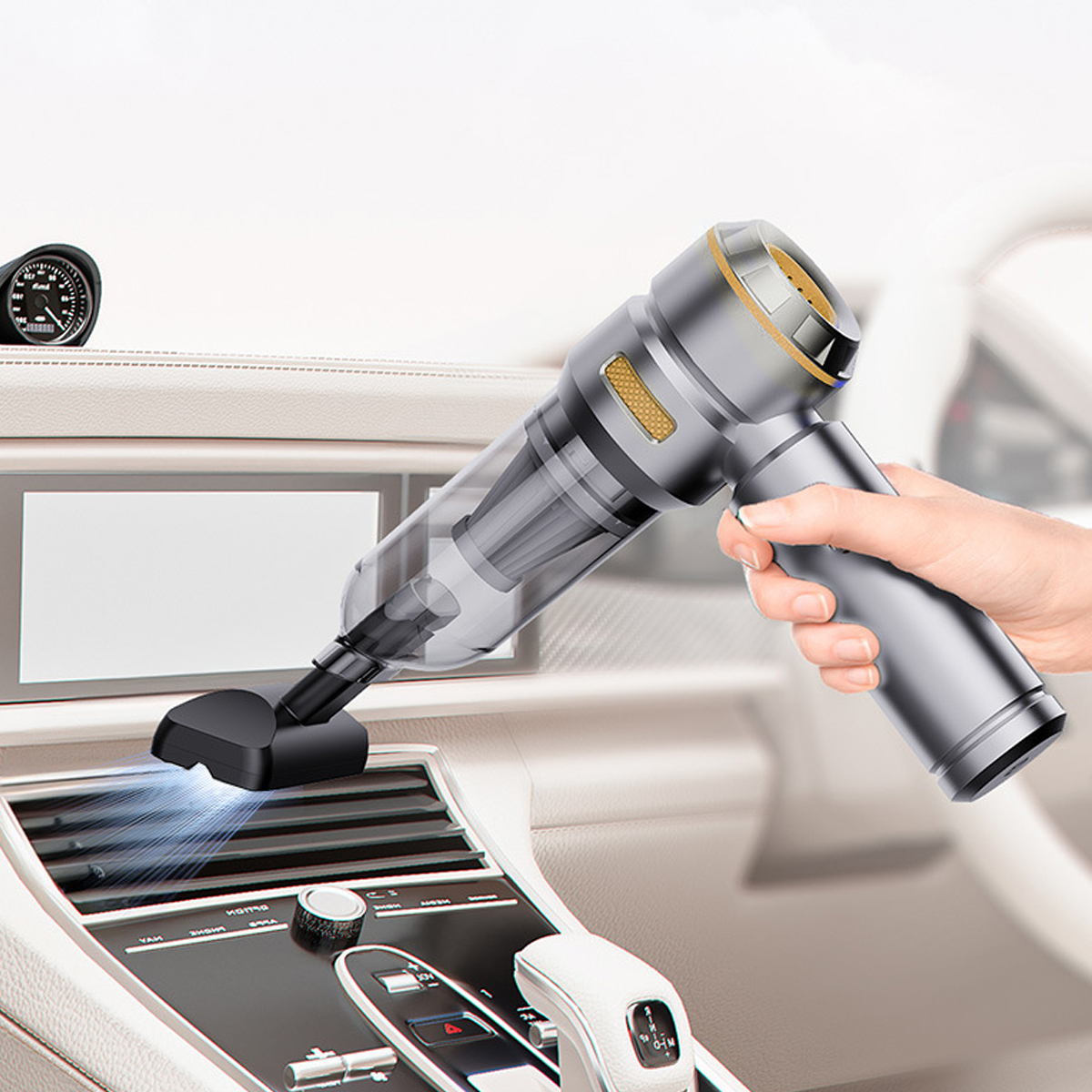 Handstaubsauger in einem Autoinnenraum. Er ist silber und schwarz. Der Innenraum des Autos ist sichtbar.