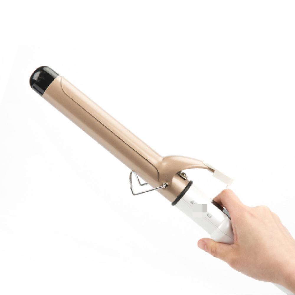 Ein Lockenstab mit goldenem Zylinder und weißem Griff, gehalten von einer Hand vor weißem Hintergrund.