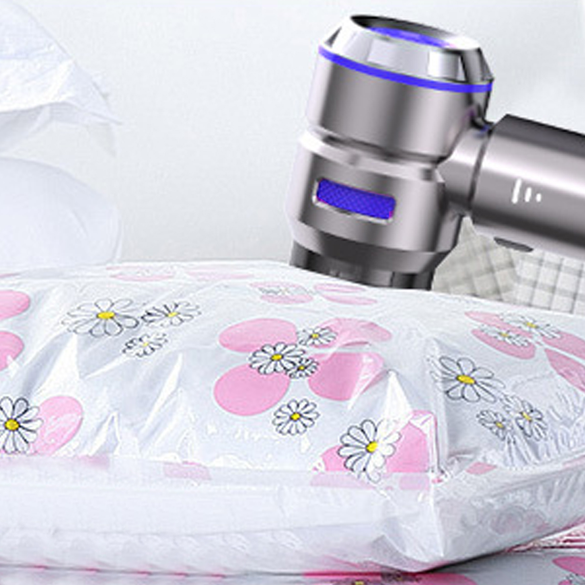 Vakuumierer mit weißem Beutel mit rosa Blumenmuster. Ein silberfarbener Staubsauger wird verwendet.