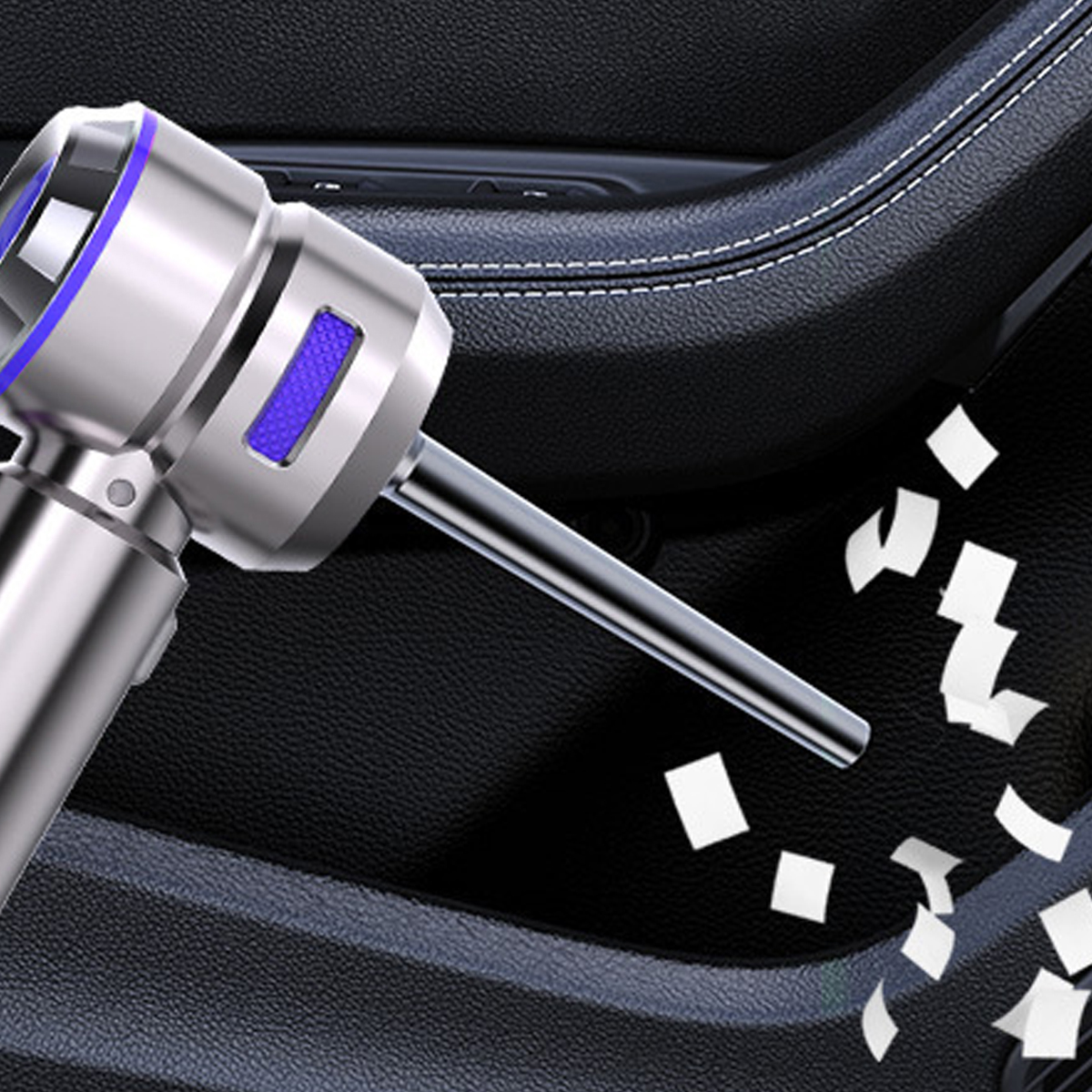 Ein Handstaubsauger in einem Auto, mit eingesaugten Papierauschnitten.