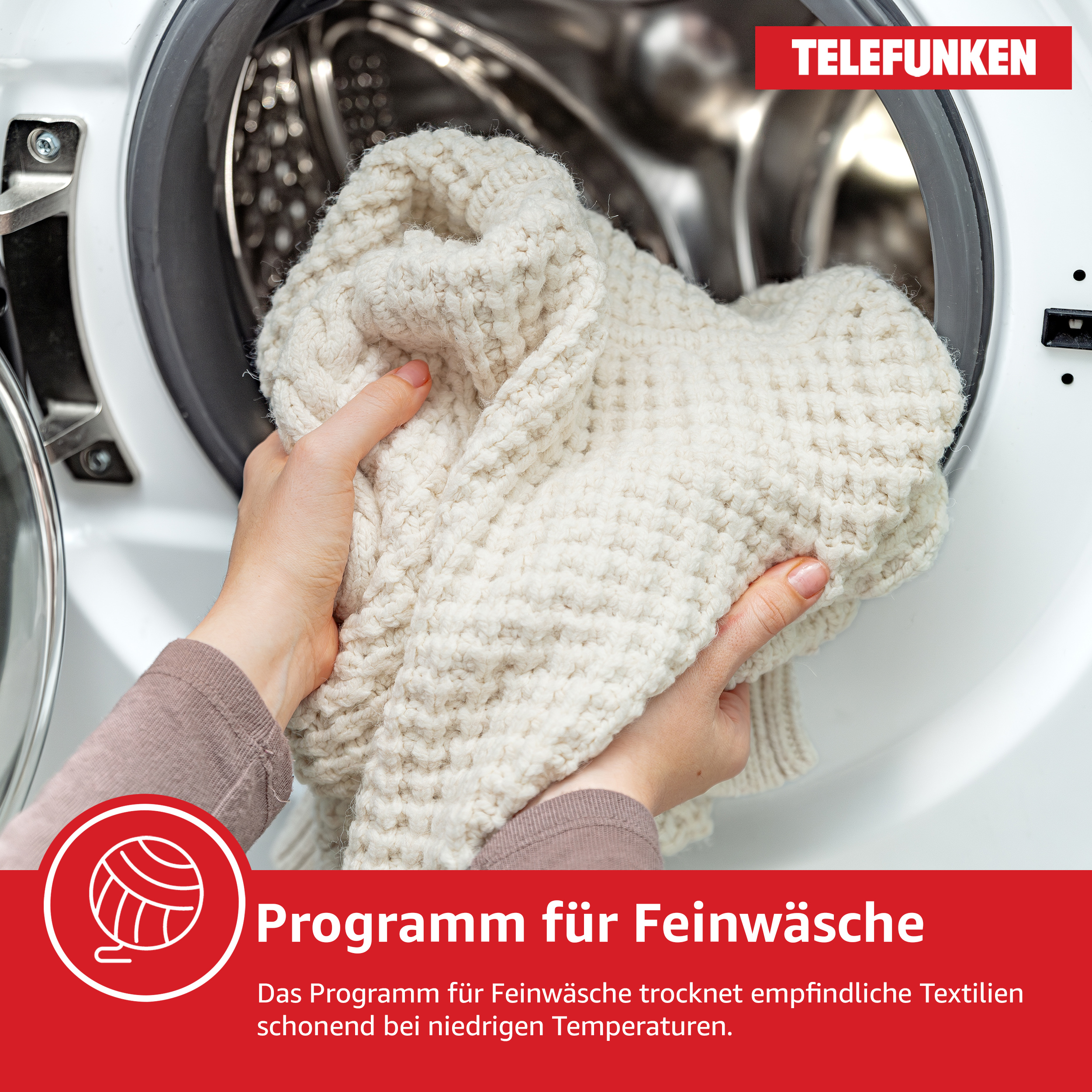 Frau legt einen Pullover in eine Waschmaschine. Text sagt 'Programm für Feinwäsche' auf Deutsch.