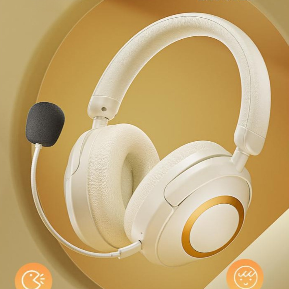 Weiße Kopfhörer mit Mikrofon. Goldakzente. Orangefarbene Sprech- und Lächeln-Symbole im Hintergrund.
