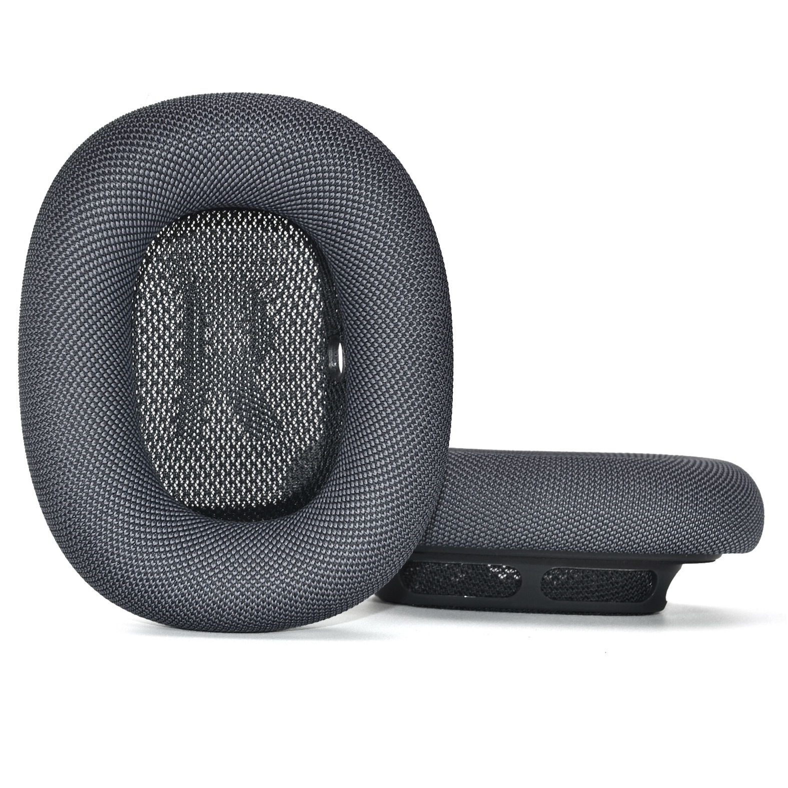 Due cuscinetti auricolari grigi, che mostrano la loro texture e design su sfondo bianco.