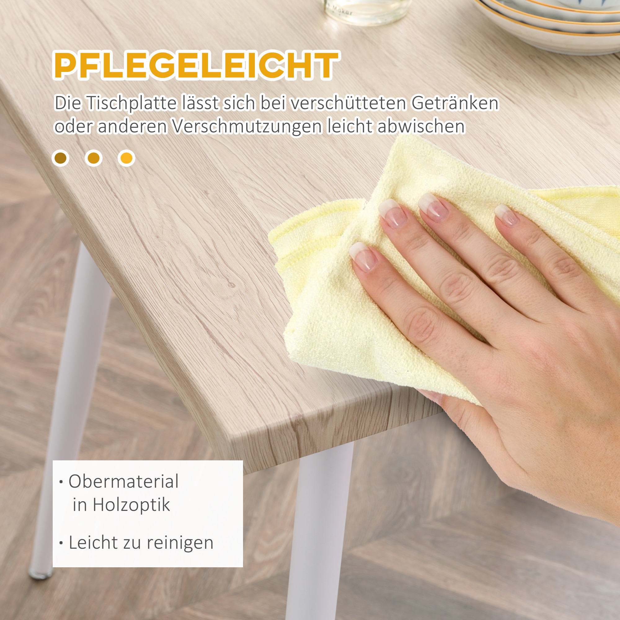Eine Hand wischt einen Tisch mit einem gelben Tuch ab. Der Tisch hat eine Holzmaserung.