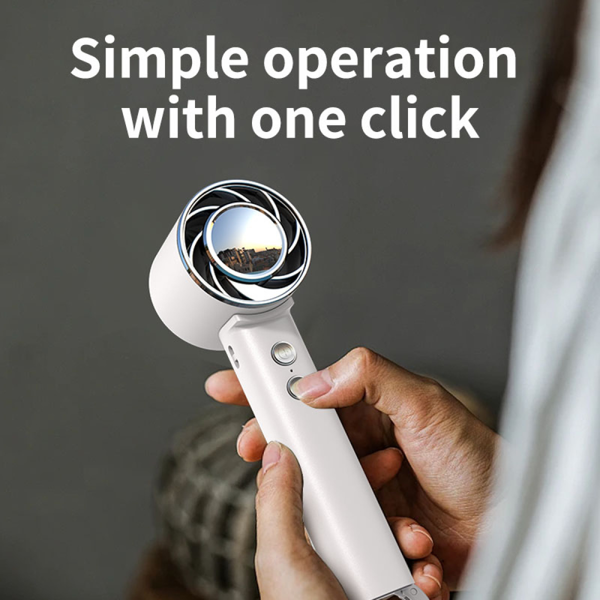 Persoon die een witte en zilveren handventilator met knoppen vasthoudt. Eenvoudige bediening.