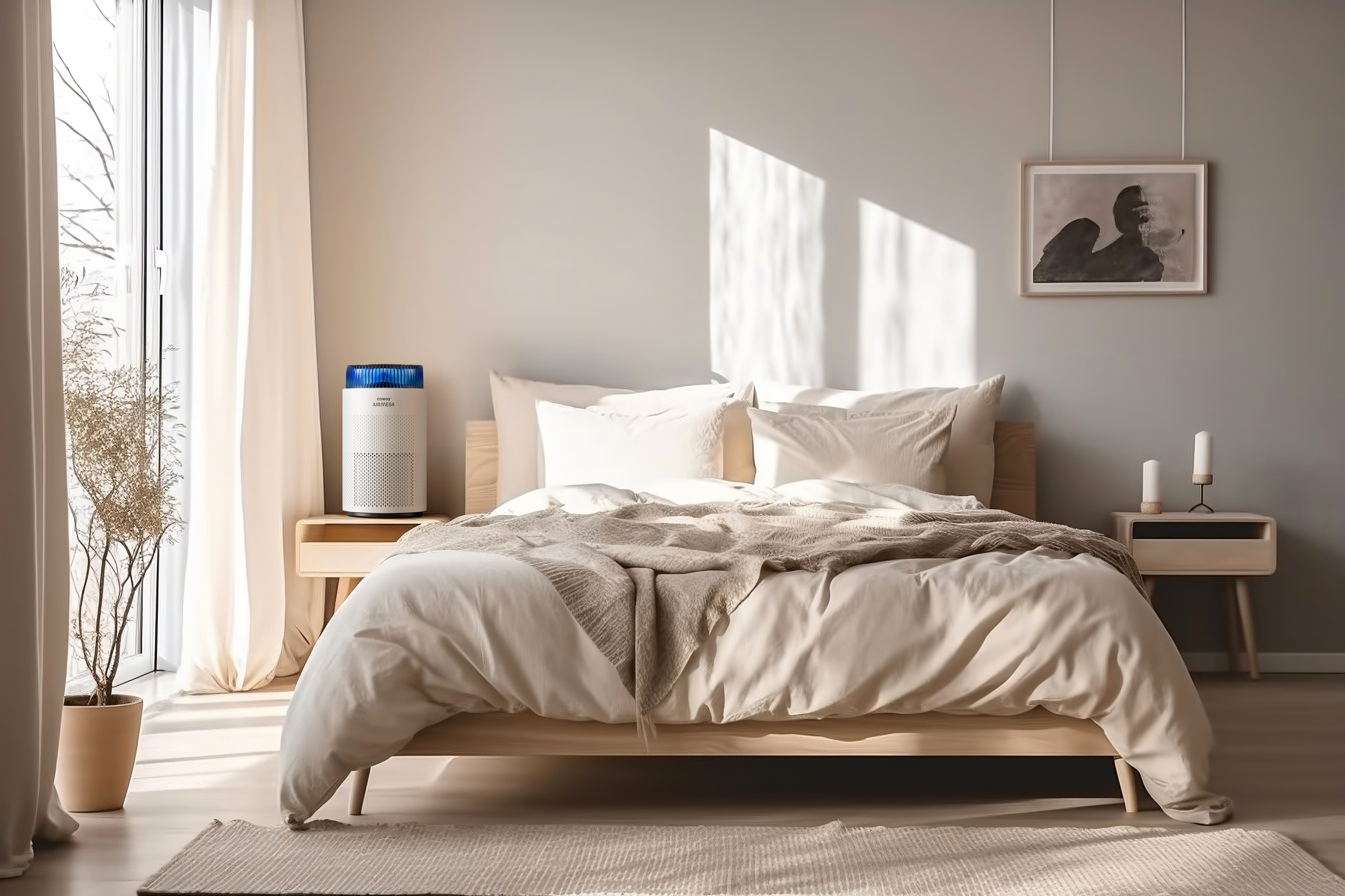 Ein Schlafzimmer mit Bett, Nachttischen, einer Pflanze und einem Luftreiniger.