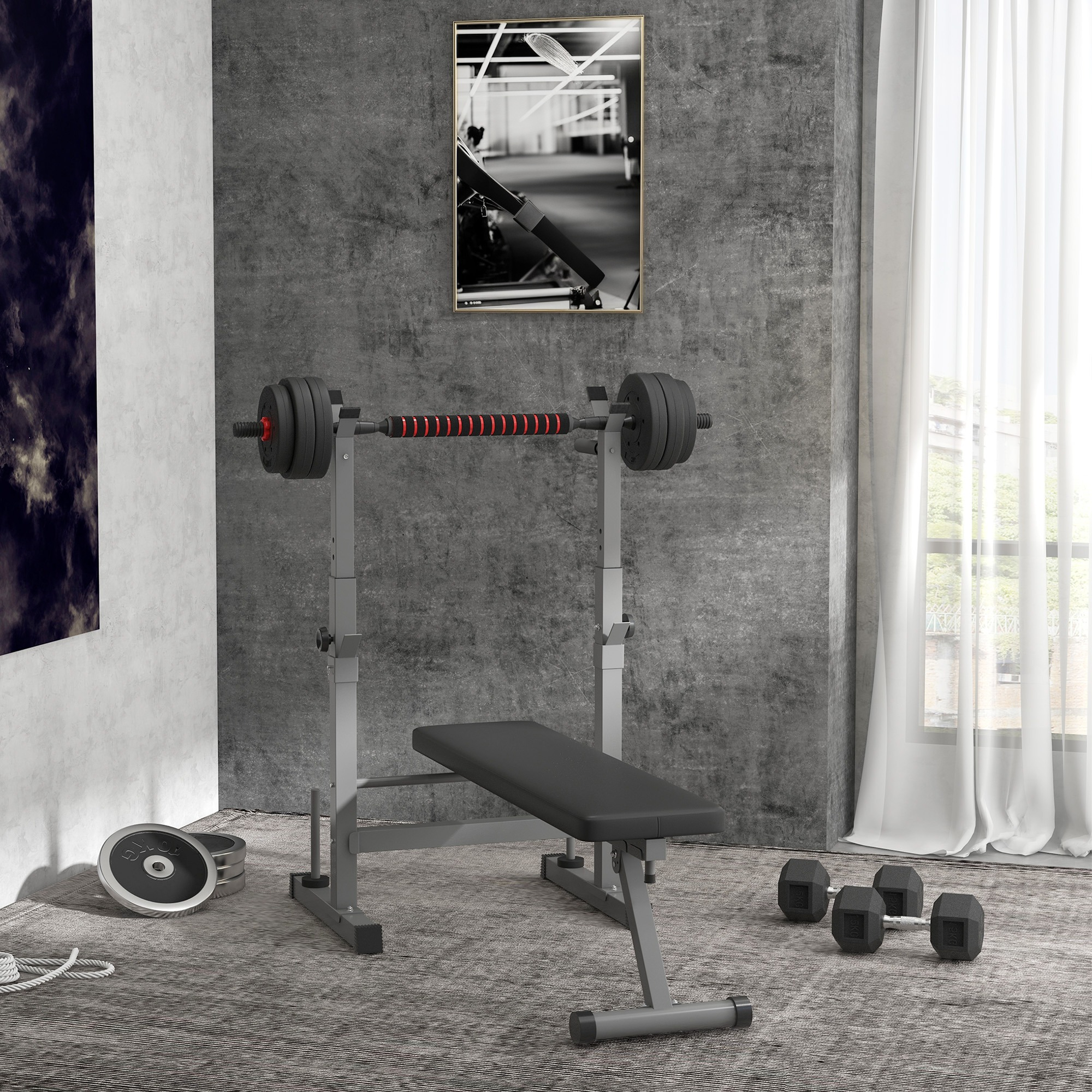 Fitnessstudio mit einer Bankdrückvorrichtung, Hanteln und einer Langhantel. Ein Poster an der Wand hinter den Geräten.