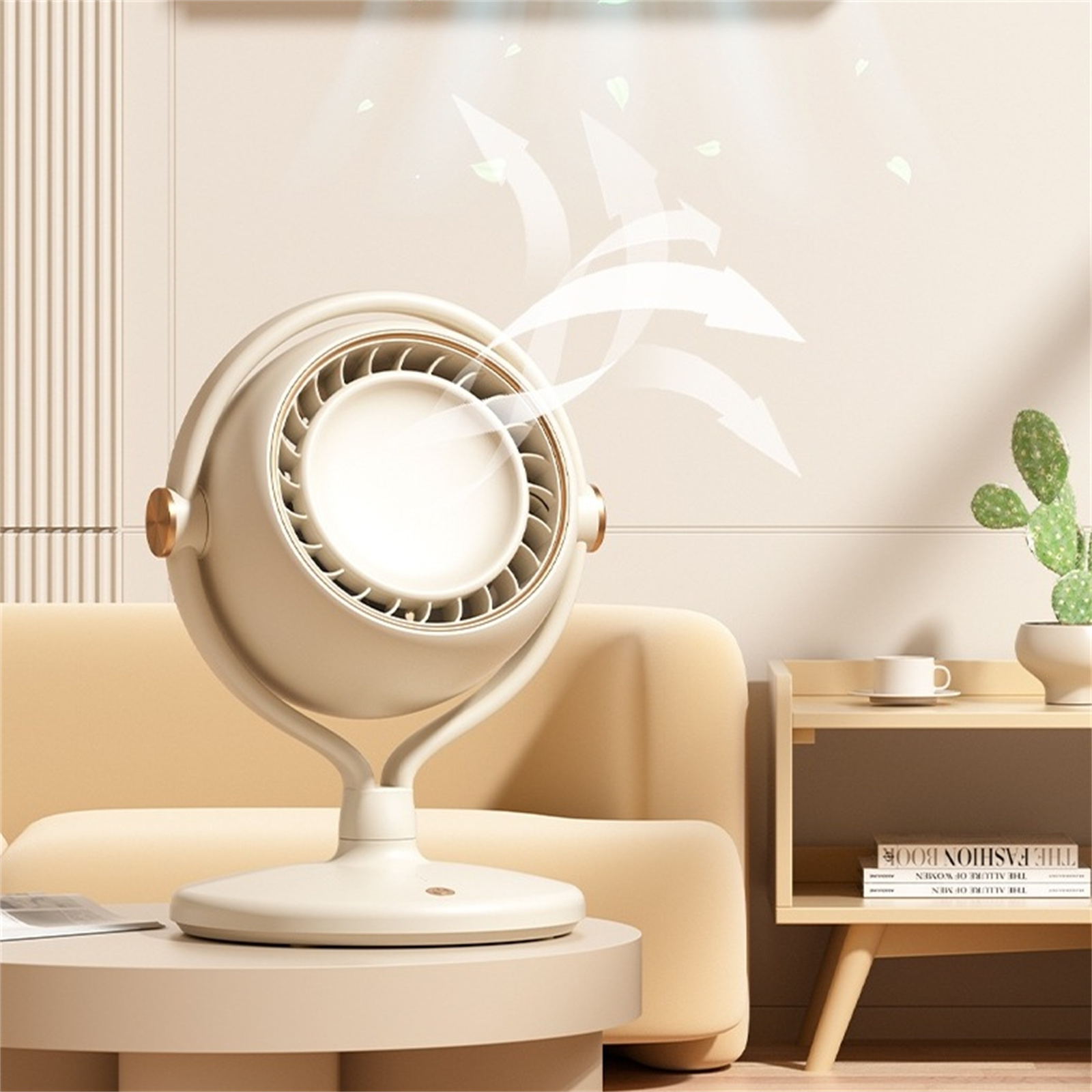 Ein beigefarbener Ventilator auf einem Tisch mit einem Kaktus und einem Sofa im Hintergrund. Luft strömt aus.