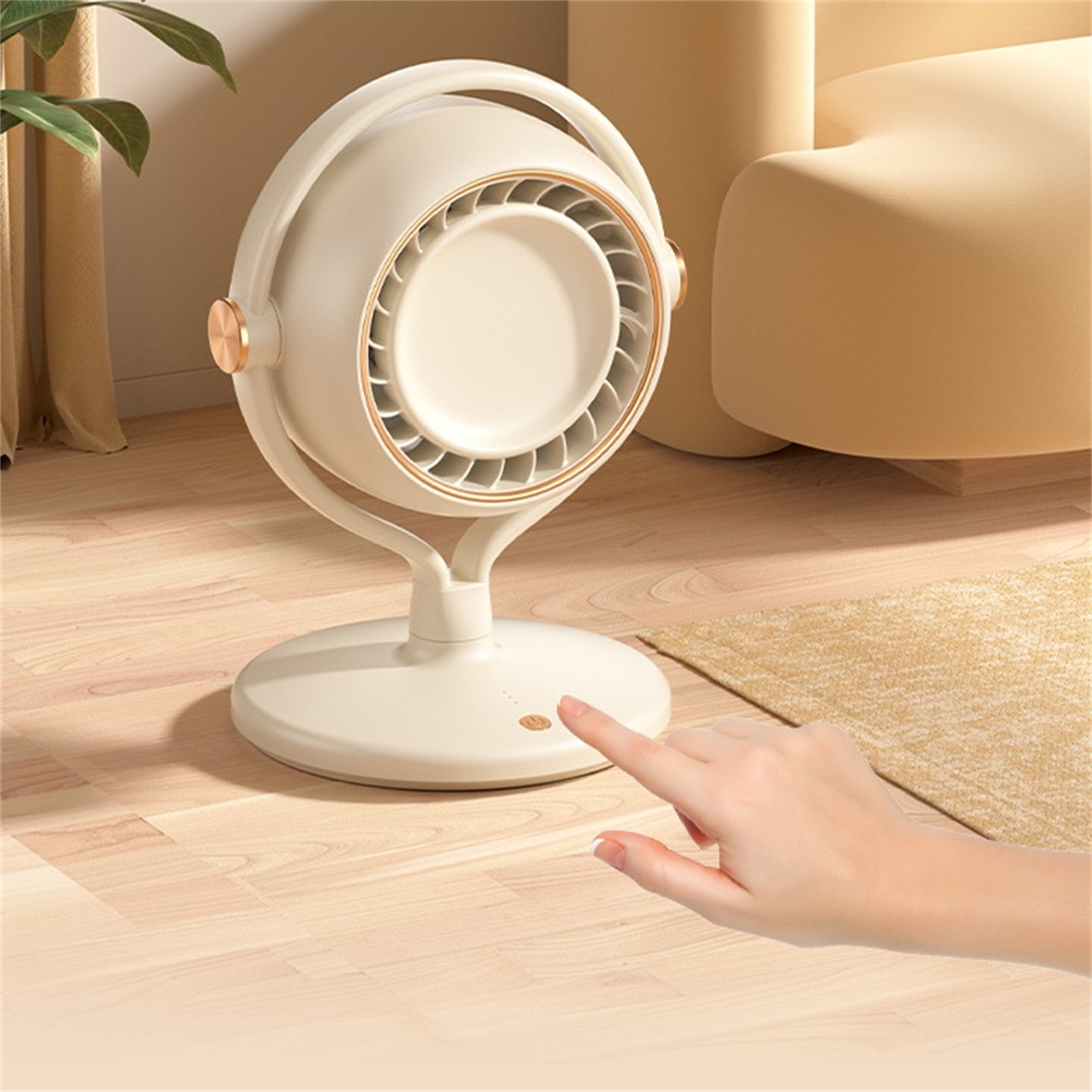 Cremefarbener Ventilator auf Ständer, Hand erreicht Knöpfe. Holzboden, beiger Teppich, beiges Sofa im Hintergrund.
