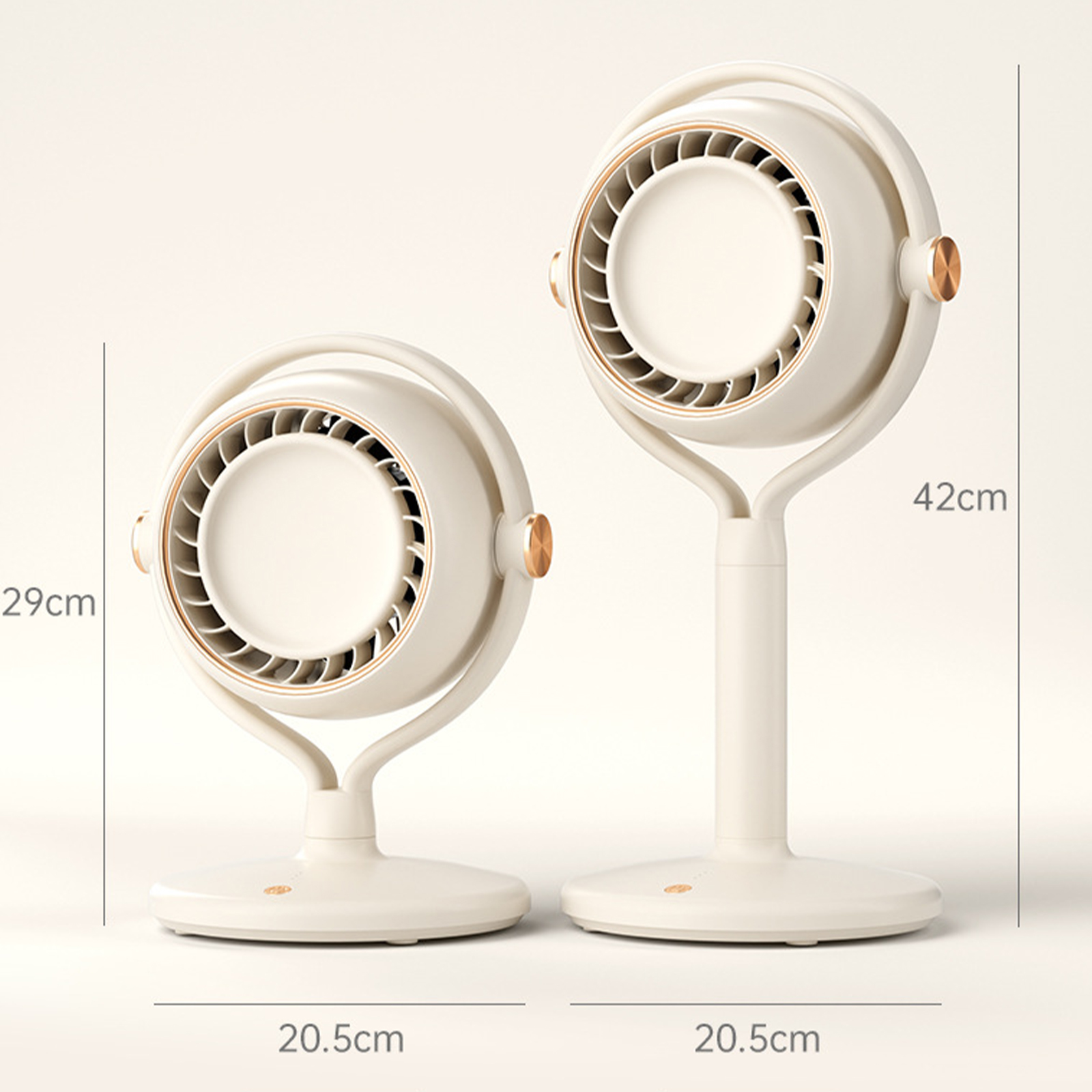 Zwei cremefarbene Schreibtischventilatoren. Maße sind 29 cm und 42 cm hoch. Messungen sind gezeigt.