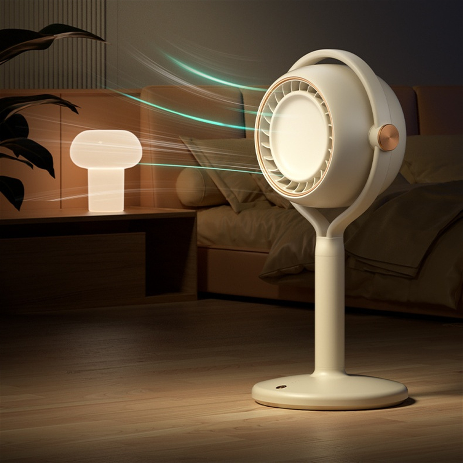Ein weißer Ventilator auf einem Ständer, mit Nachttischlampe, schafft Ambiente.