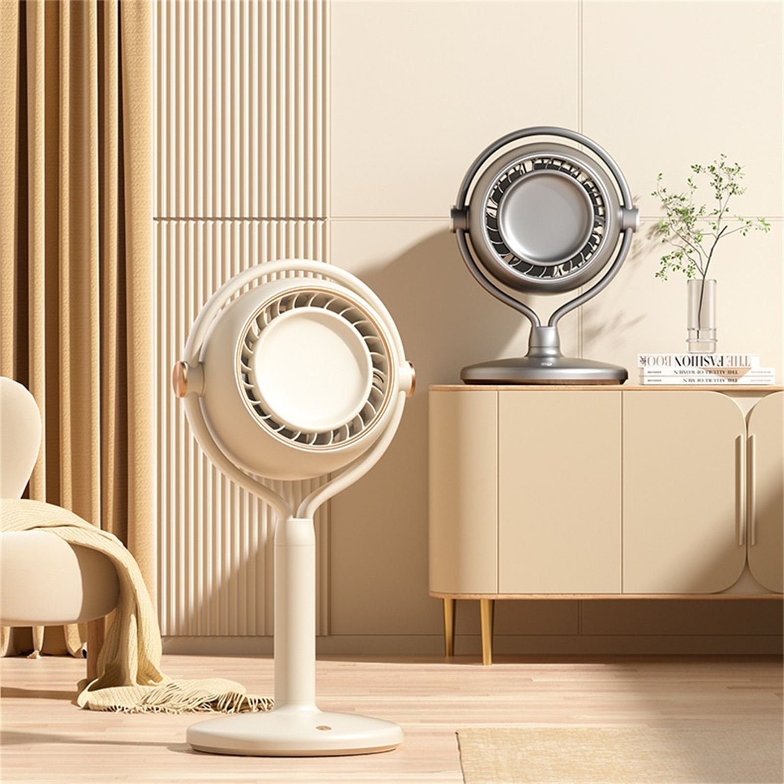 Zwei Ventilatoren, einer stehend, einer auf einem Tisch. Neutrale Töne, modernes Design.