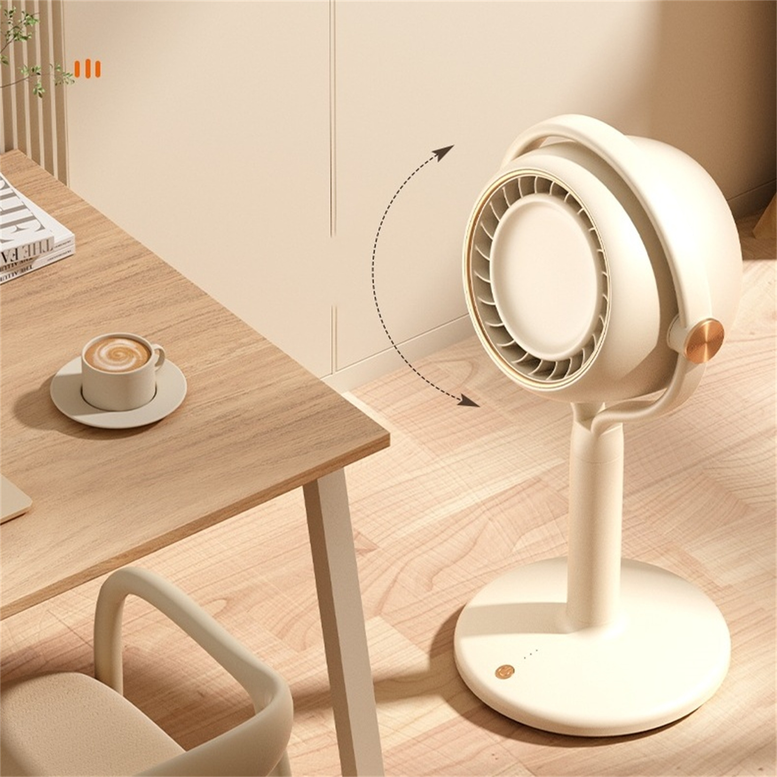Ein weißer Ventilator steht auf dem Schreibtisch, mit einer Tasse Kaffee. Der Hintergrund ist eine Wand und ein Holztisch.