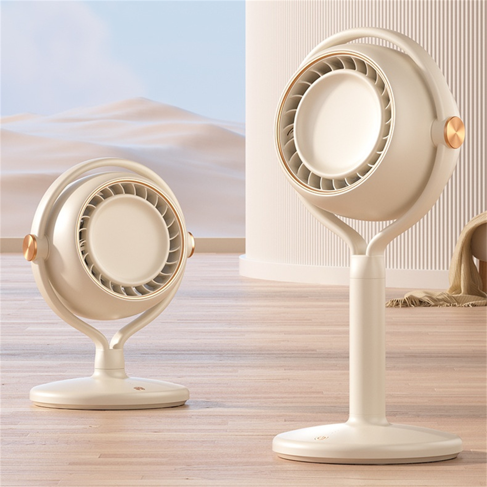 Zwei weiße und goldene Ventilatoren auf Holzboden. Einer steht. Der andere steht auf seinem Sockel.