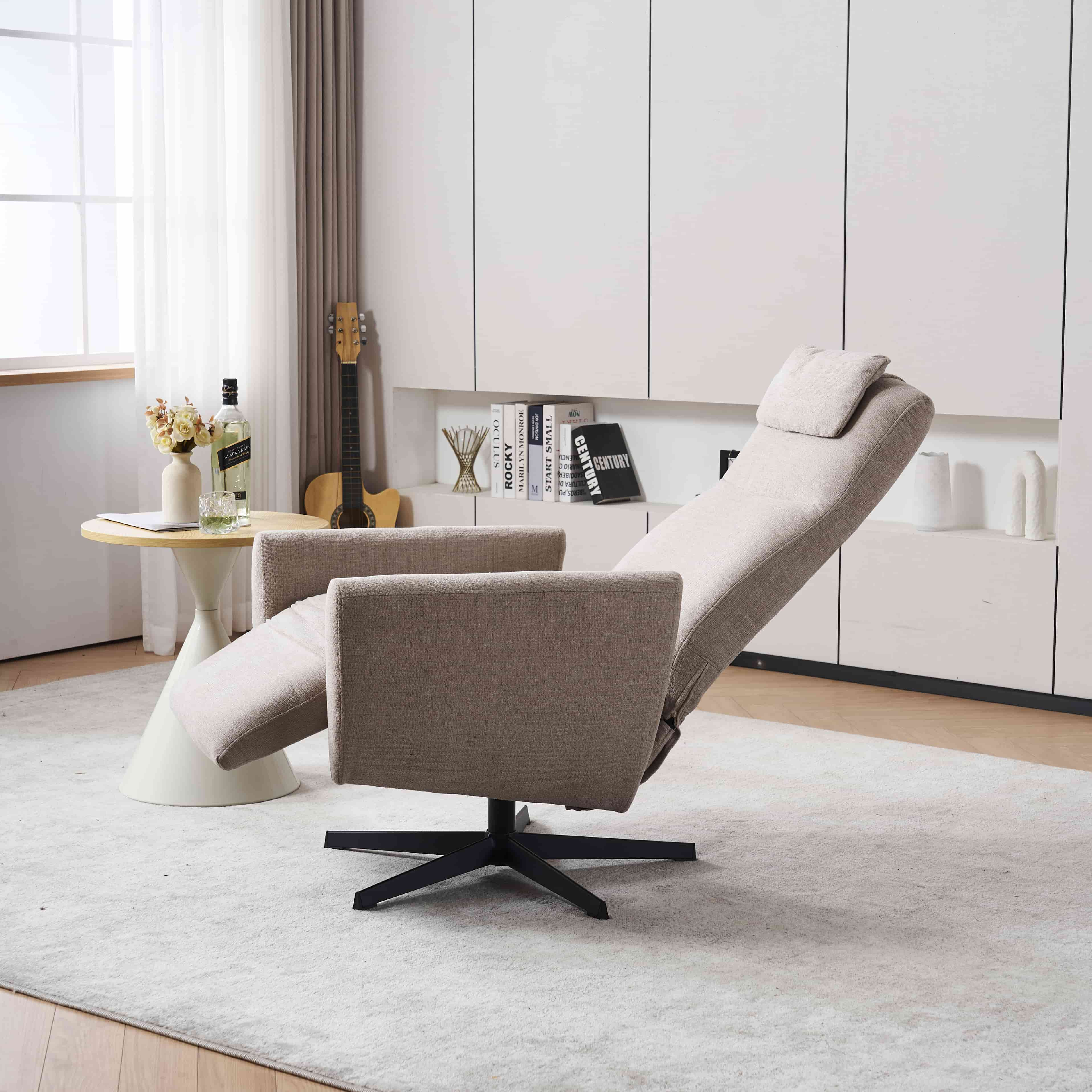 Beiger Relaxsessel in einem Wohnzimmer, schwarzer Sockel.