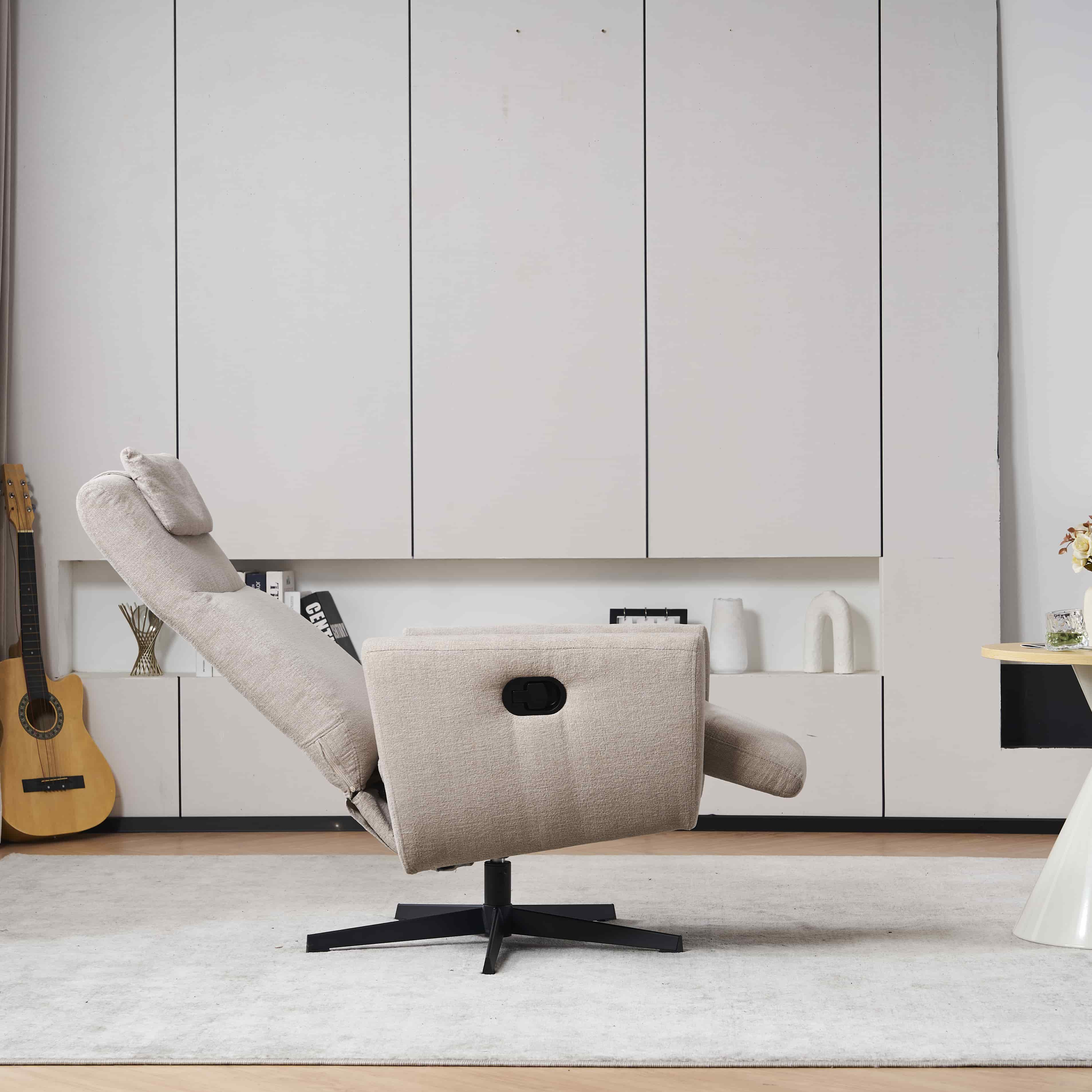 Beiger Relaxsessel mit Gitarre daneben und weißem Schrank im Hintergrund.