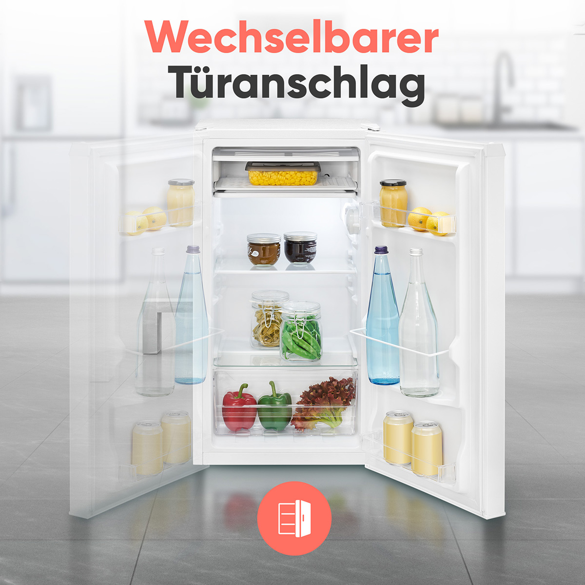 Im Inneren eines weißen Kühlschranks, mit Lebensmitteln auf Regalen und in Schubladen.