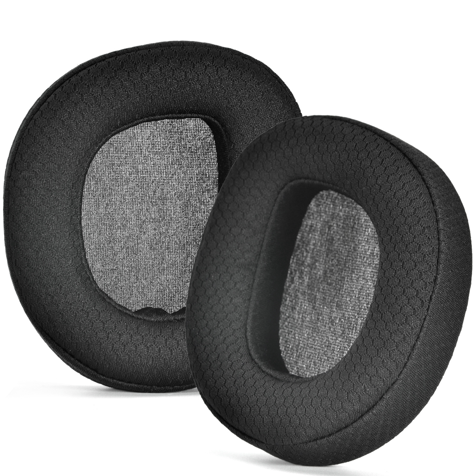 Due cuscinetti auricolari neri e circolari. Hanno un centro in mesh e un anello esterno strutturato.
