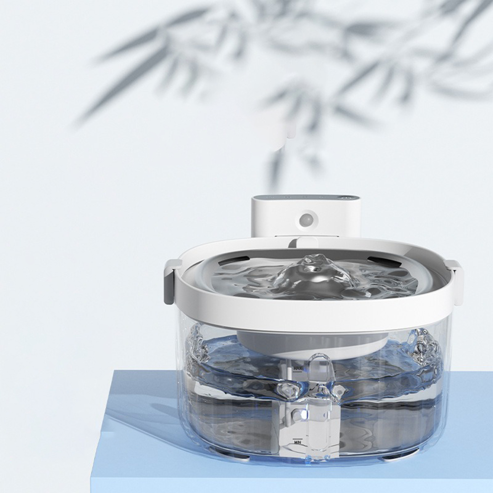 Ein Haustier-Wasserbrunnen wird gezeigt, er hat einen transparenten Körper, einen weißen Deckel und fließendes Wasser.