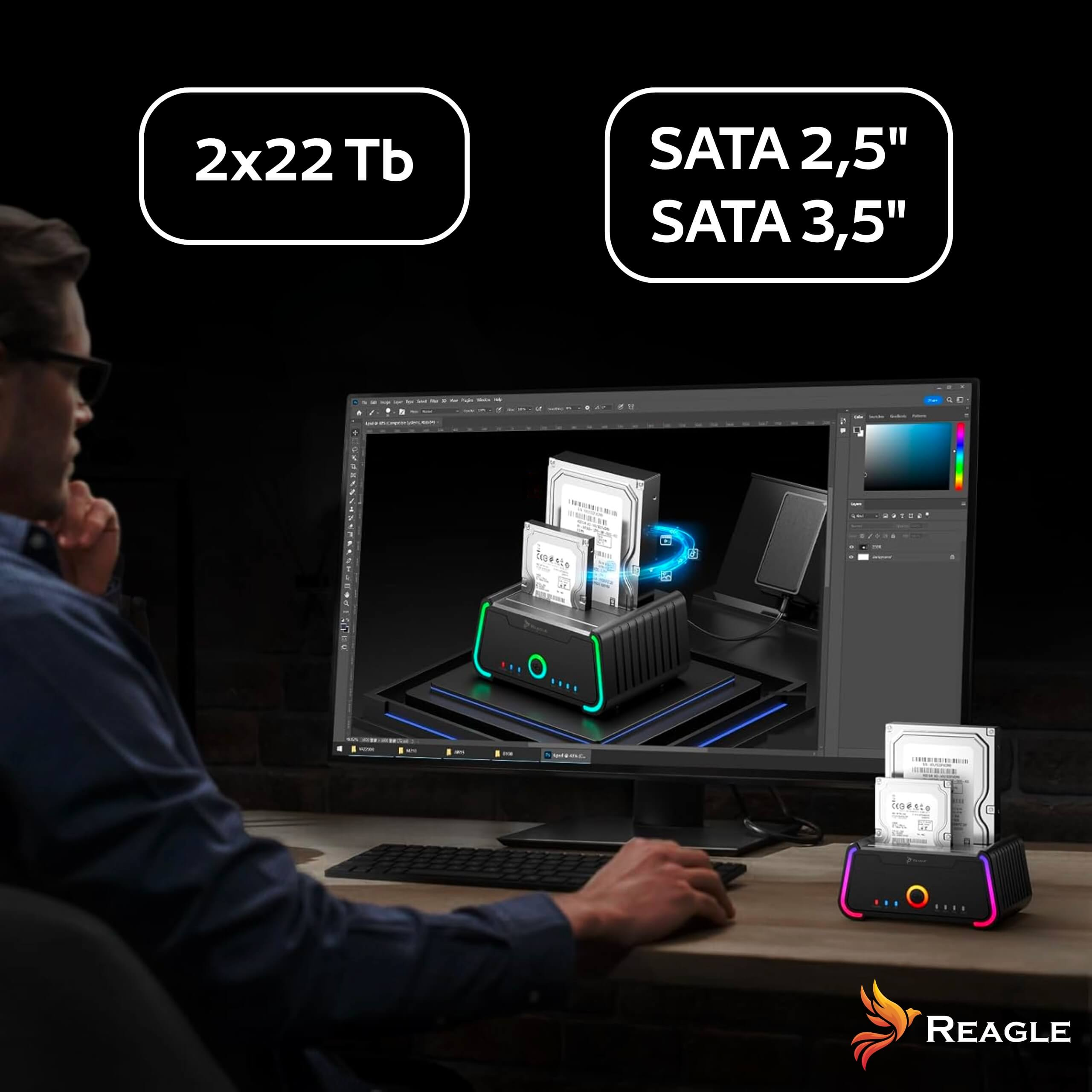 Mężczyzna używa komputera do podłączania zewnętrznych dysków twardych. Dyski są w stacji dokującej.