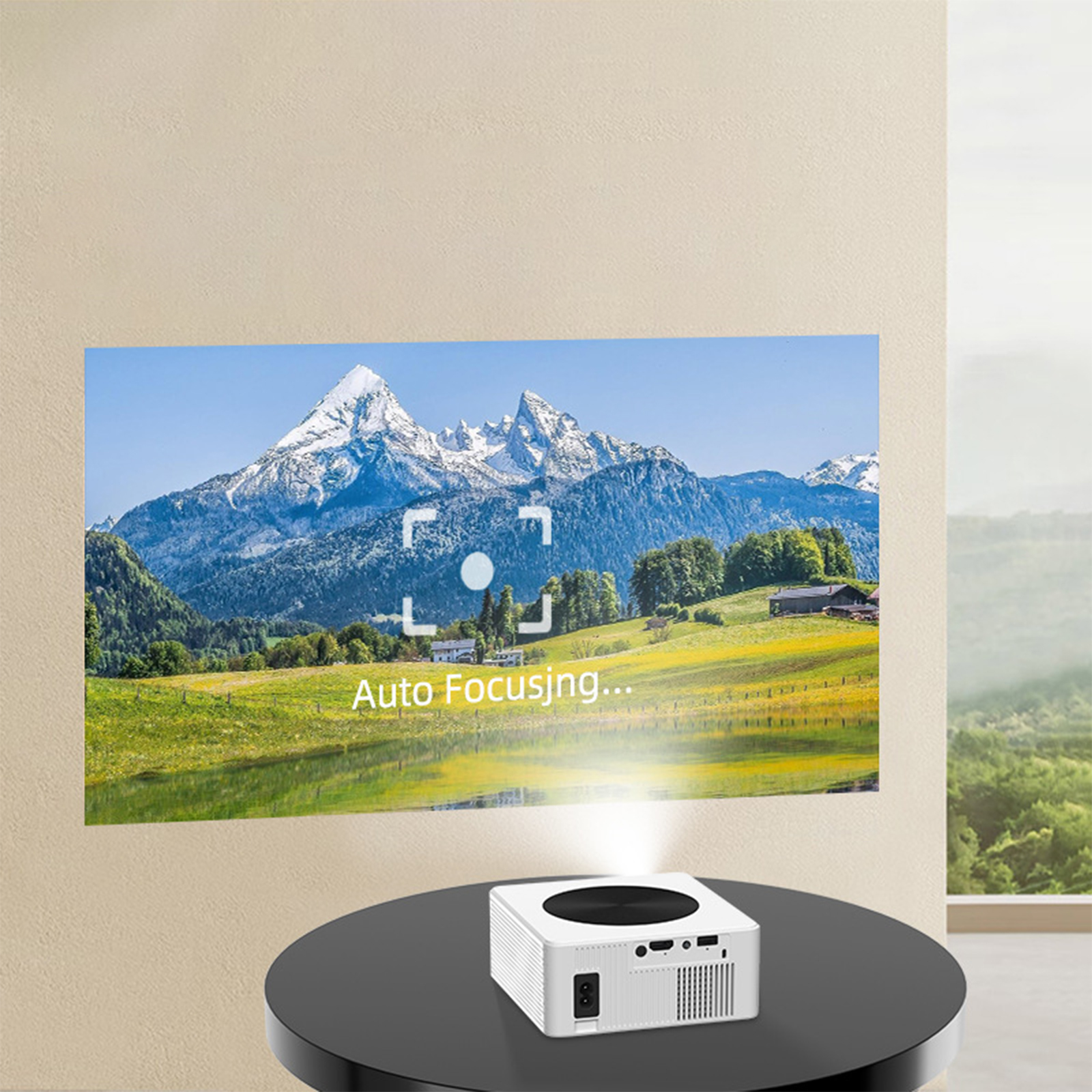 Ein weißer Projektor, der ein Bild einer Berglandschaft auf eine Wand projiziert.