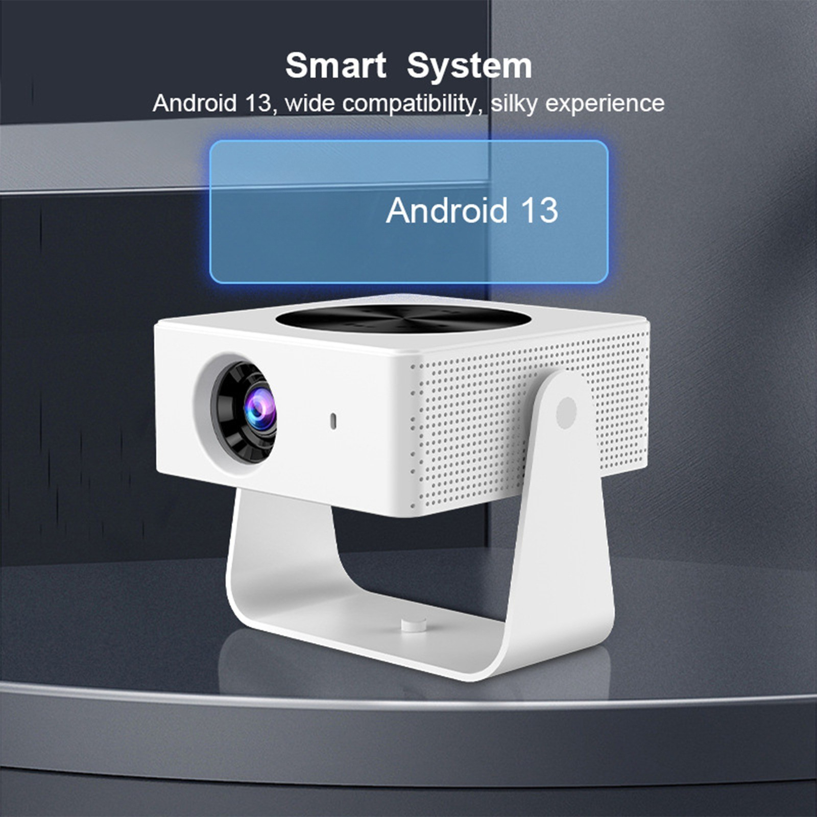 Weißer Projektor mit Ständer. Text über das Android 13-System wird angezeigt.