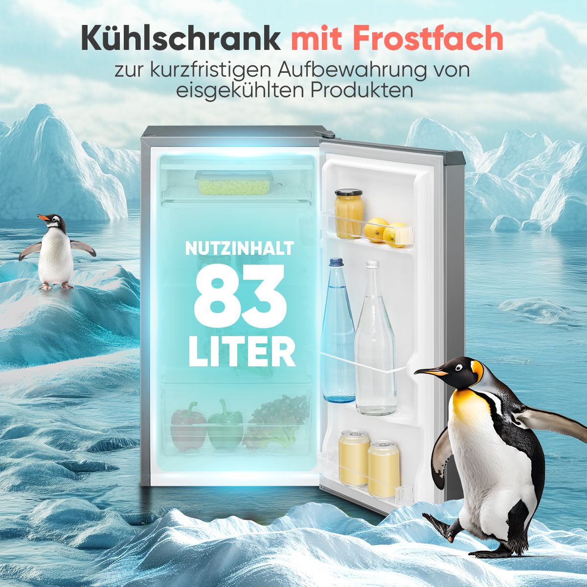 Kühlschrank mit Gefrierfach. Innenraum mit Regalen, Essen und zwei Pinguinen im Schnee.