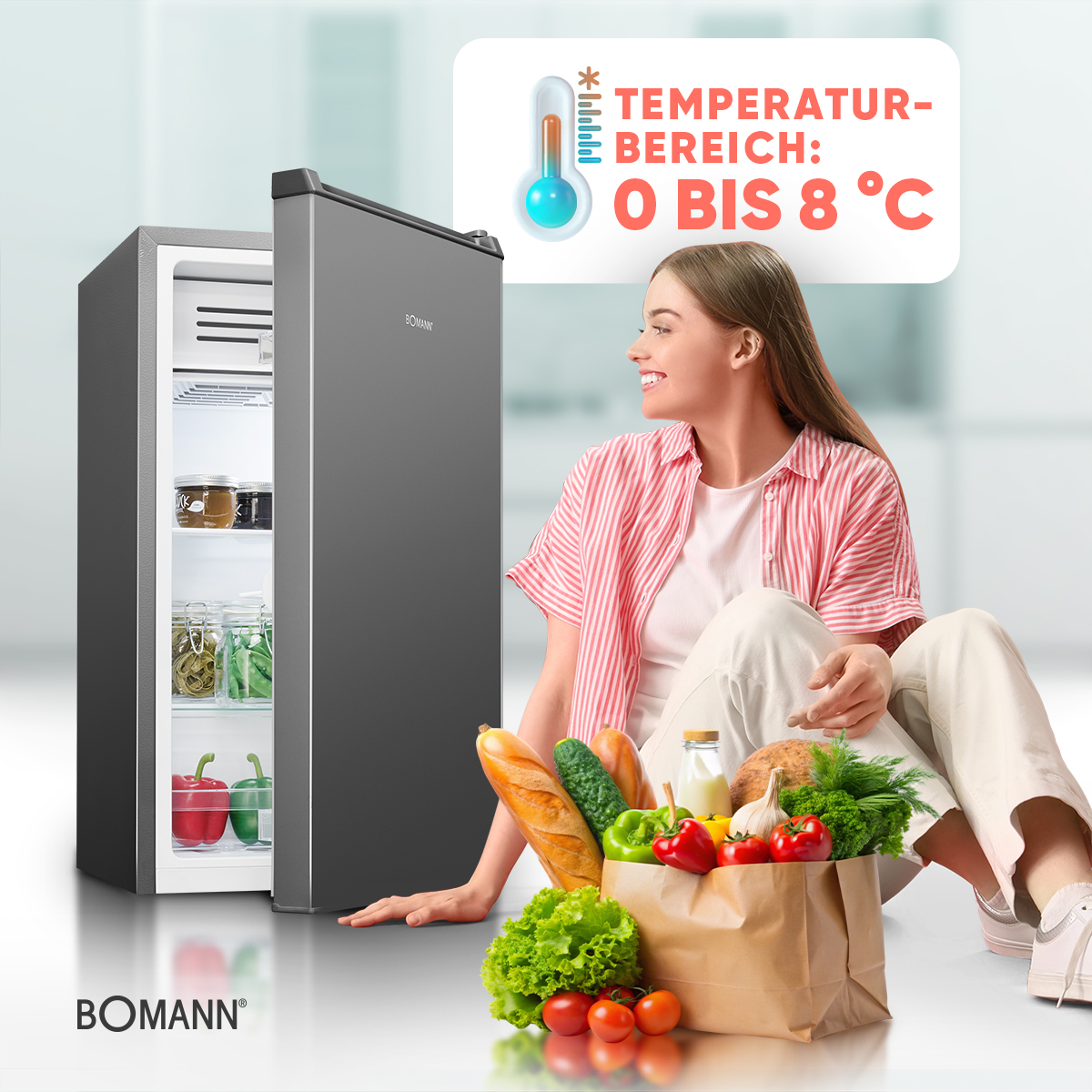 Frau sitzt an kleinem Kühlschrank mit Lebensmitteln, mit Temperaturanzeige.