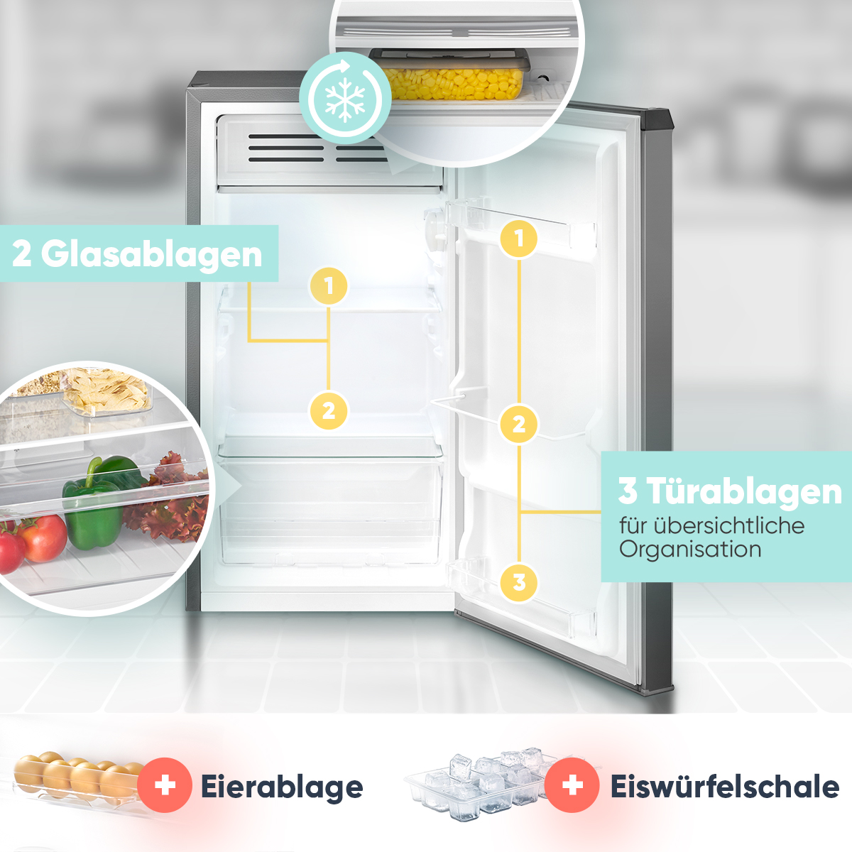 Offener Kühlschrank mit Lebensmitteln und beschrifteten Regalen. Enthält Eier, Eiswürfel und Gemüse.