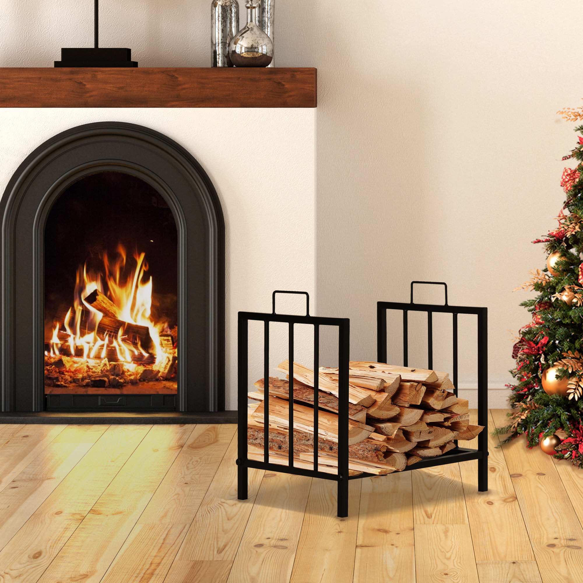Schwarzer Holzhalter mit Brennholz vor einem Kamin und Weihnachtsbaum.