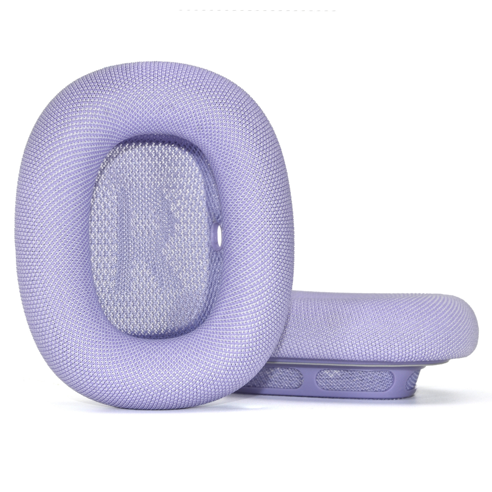 Due cuscinetti auricolari per cuffie color lavanda. Uno è in piedi.