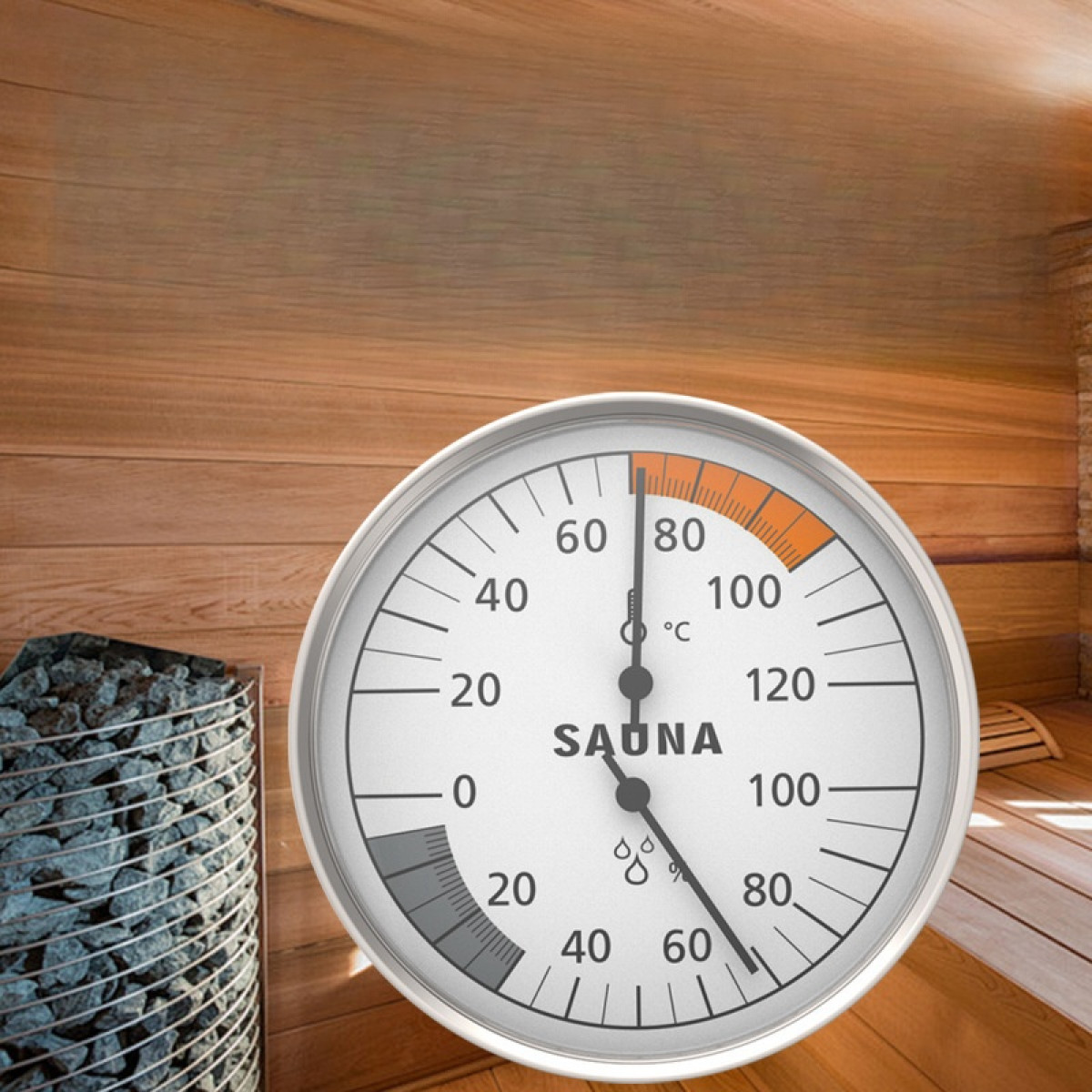 Ein Saunathermometer mit 80 Grad Celsius, mit Sauna und Steinen im Blick.