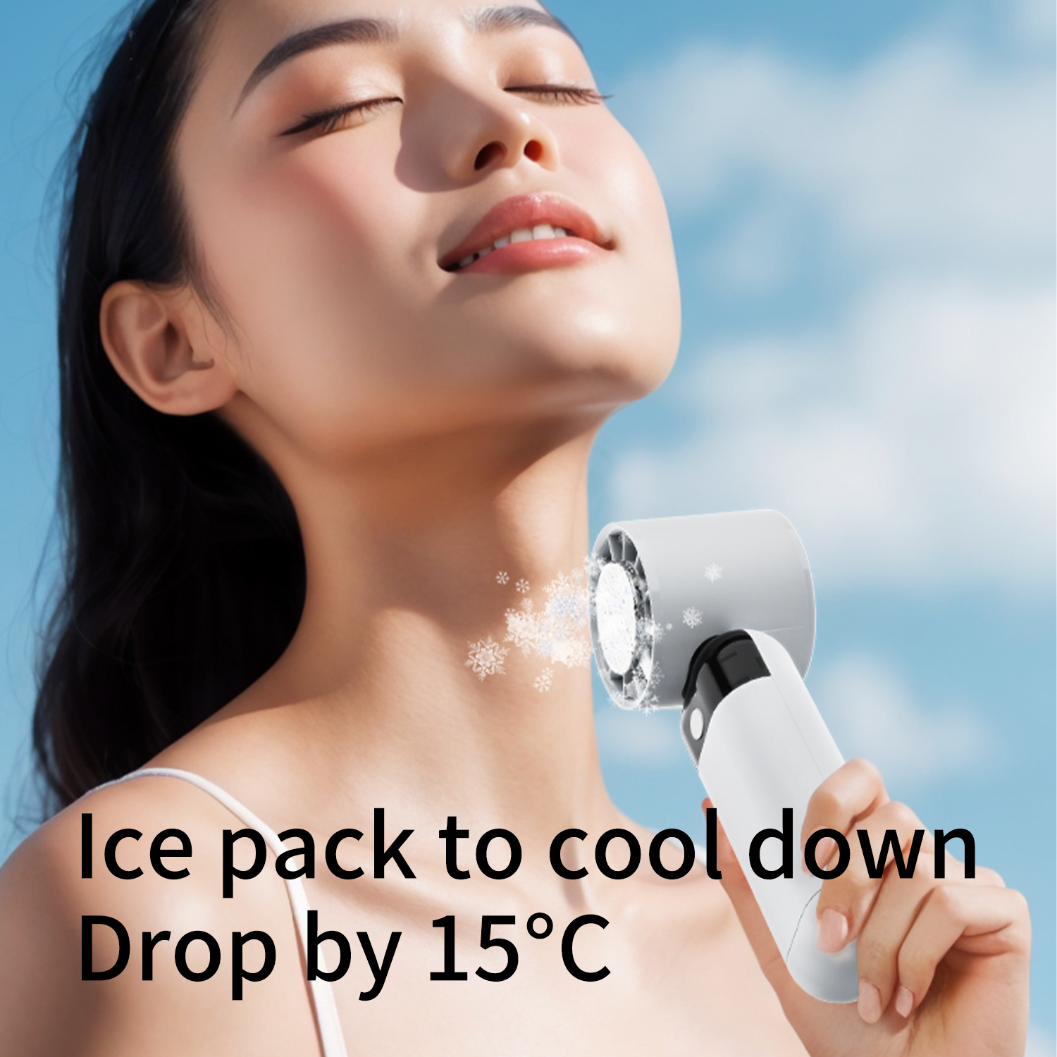 Vrouw met een koelventilator dicht bij haar gezicht, met tekst: Ice pack to cool down.