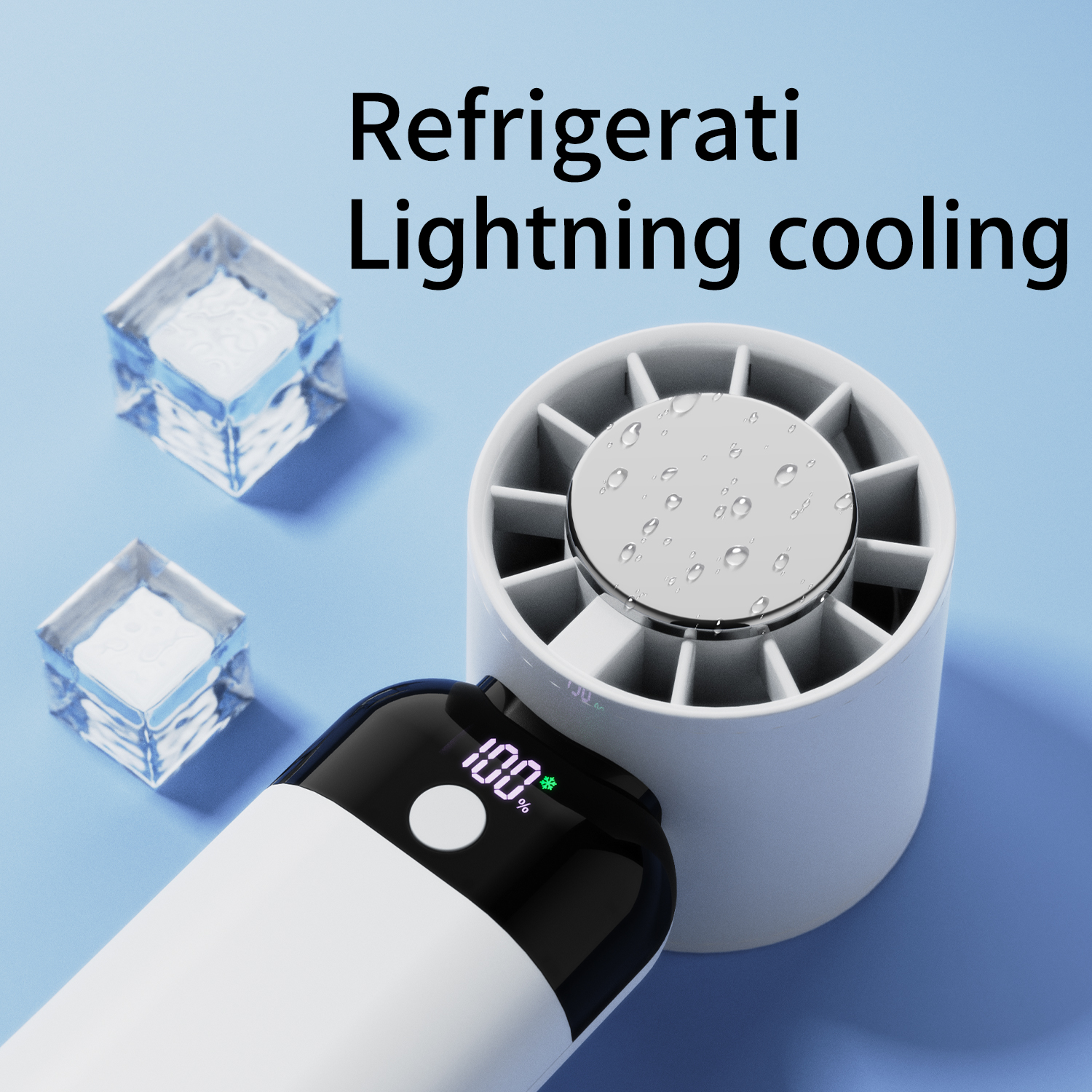 Een wit-zwarte ventilator met een digitaal display toont 100%. Ijsblokjes zijn zichtbaar op de achtergrond.