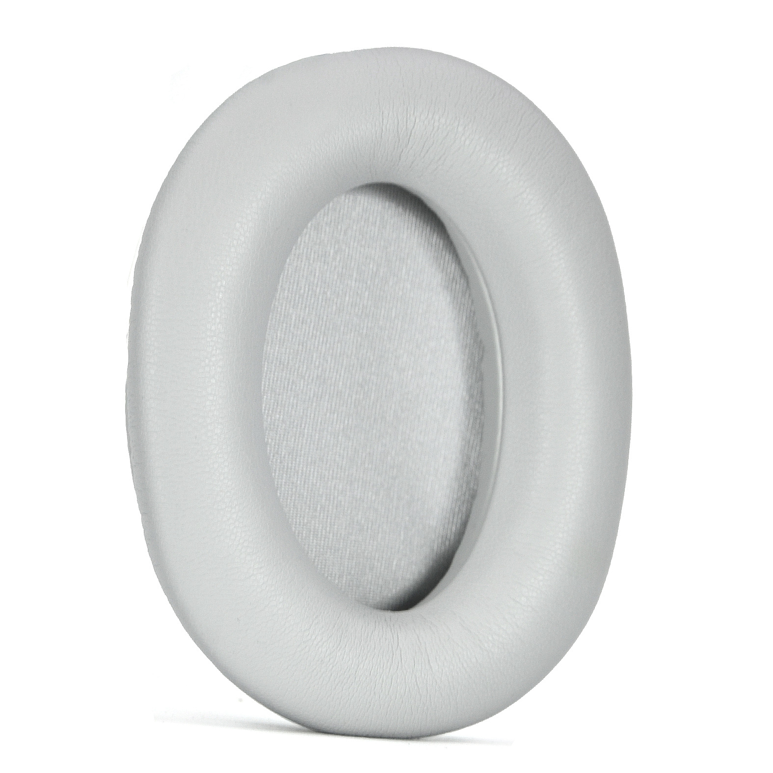 Un cuscinetto auricolare per cuffie grigio chiaro è mostrato, con uno sfondo bianco.