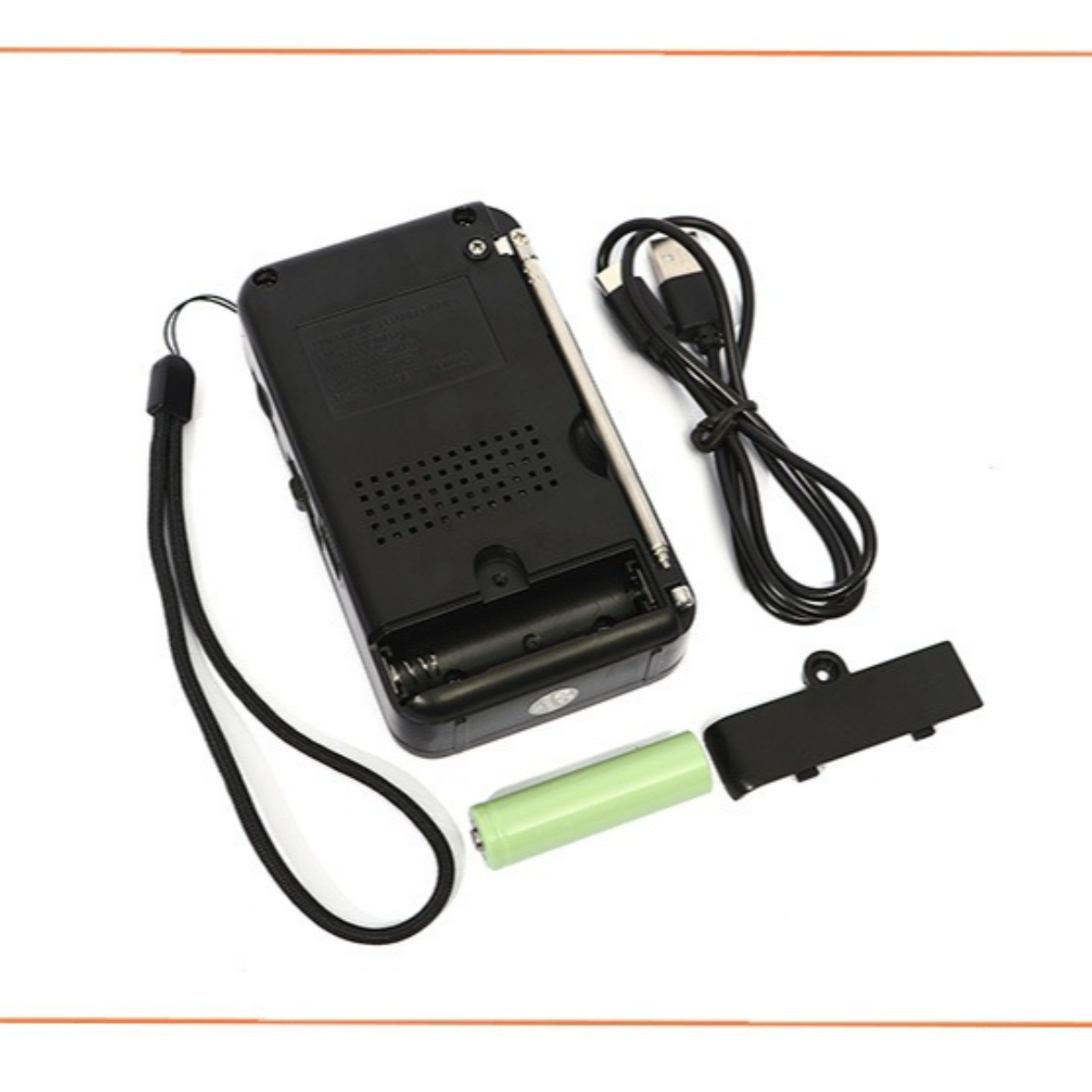 Die Rückseite eines schwarzen tragbaren Radios mit Batterie, Batteriefach und Ladekabel.