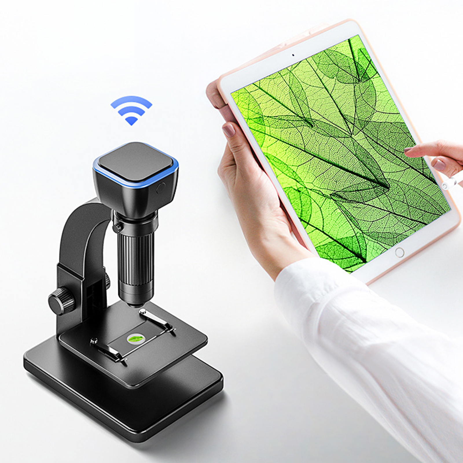 Mikroskop neben einem Tablet, das ein grünes Blattmuster zeigt. Drahtloses Signal-Symbol.