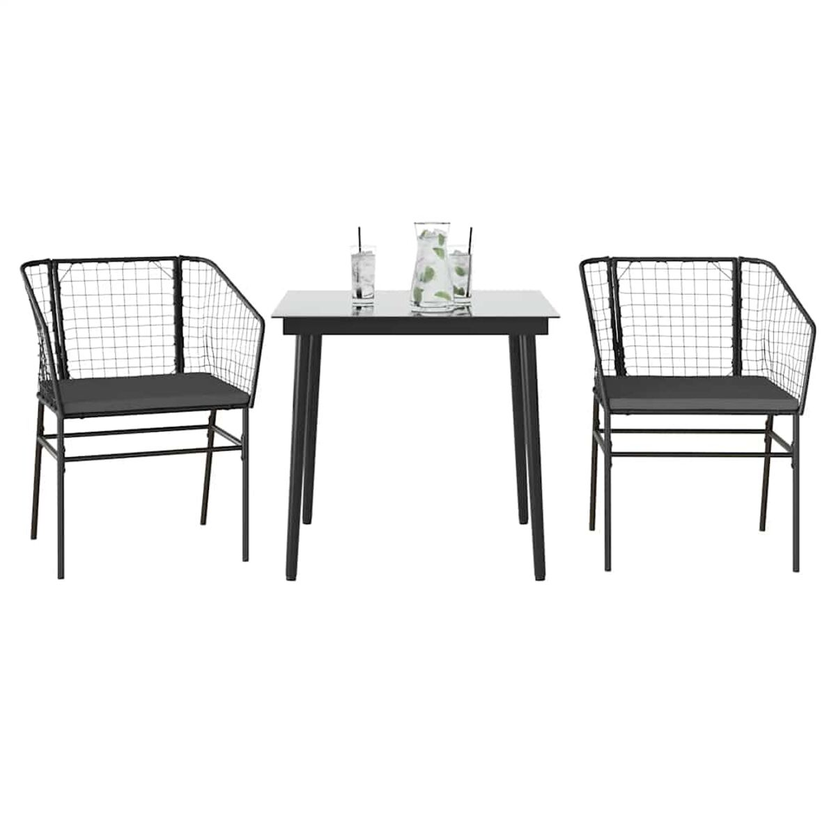 Set patio in metallo nero con due sedie e tavolo con bicchieri e brocca.