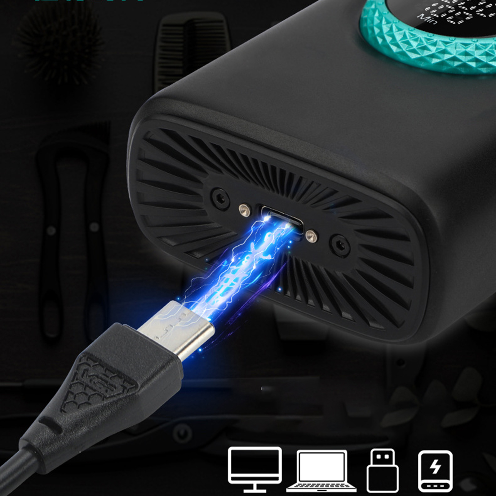 Ein schwarzes Ladegerät mit eingestecktem USB-C-Kabel, am Ende ein blau leuchtender Blitz.