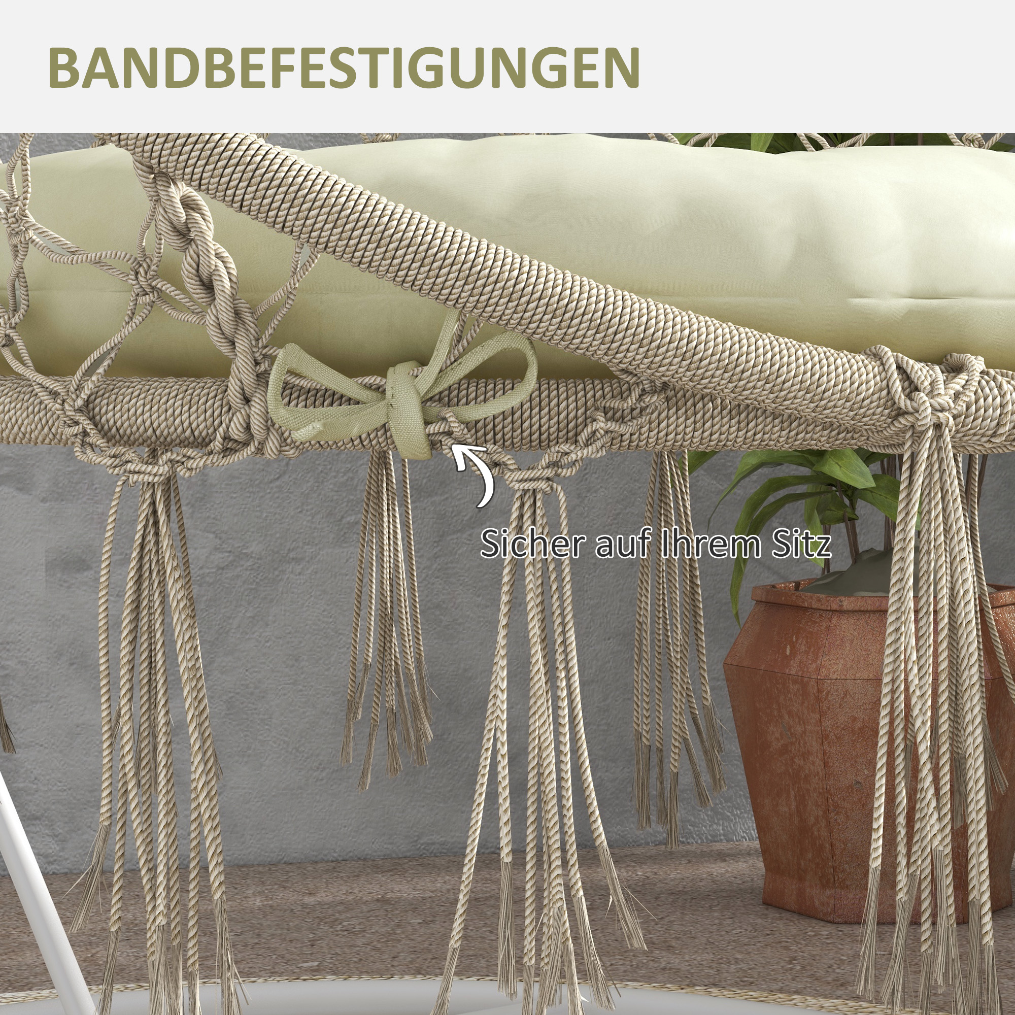 Nahaufnahme einer beigefarbenen Hängematte mit Seildetails und einem Blumentopf im Hintergrund. Text zeigt sicheres Sitzen.