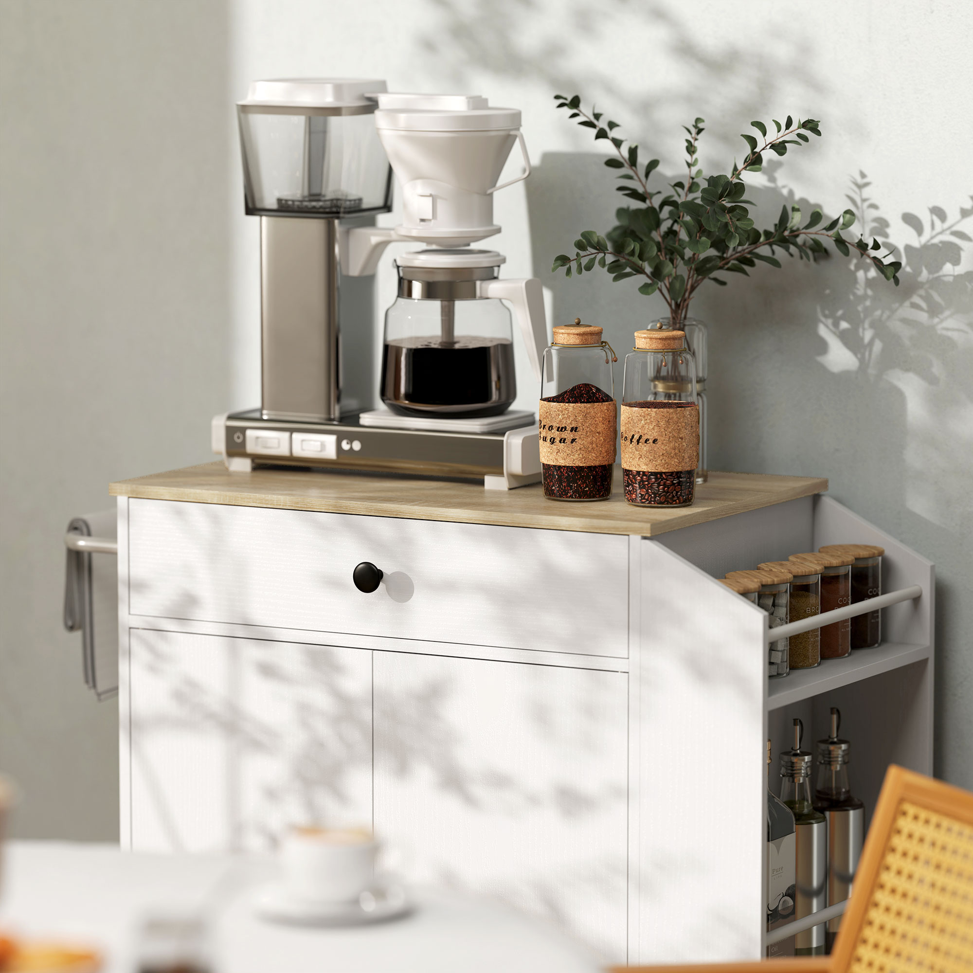 Eine Kaffeestation. Sie umfasst eine Kaffeemaschine, Kaffee und Gewürze. Der Hintergrund ist ein weißer Schrank.