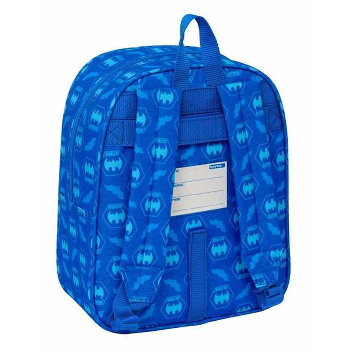 Blauer Rucksack mit Batman-Logo-Muster, Rückansicht. Weißes Etikett für Name und Adresse.