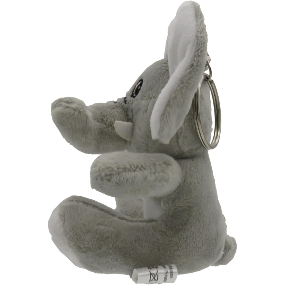 Un llavero de peluche de elefante gris. El elefante está sentado y mirando hacia la izquierda.