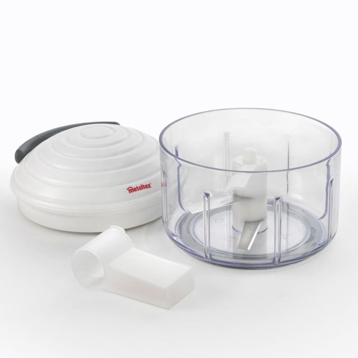 Un robot da cucina bianco, smontato con lama, contenitore e coperchio.