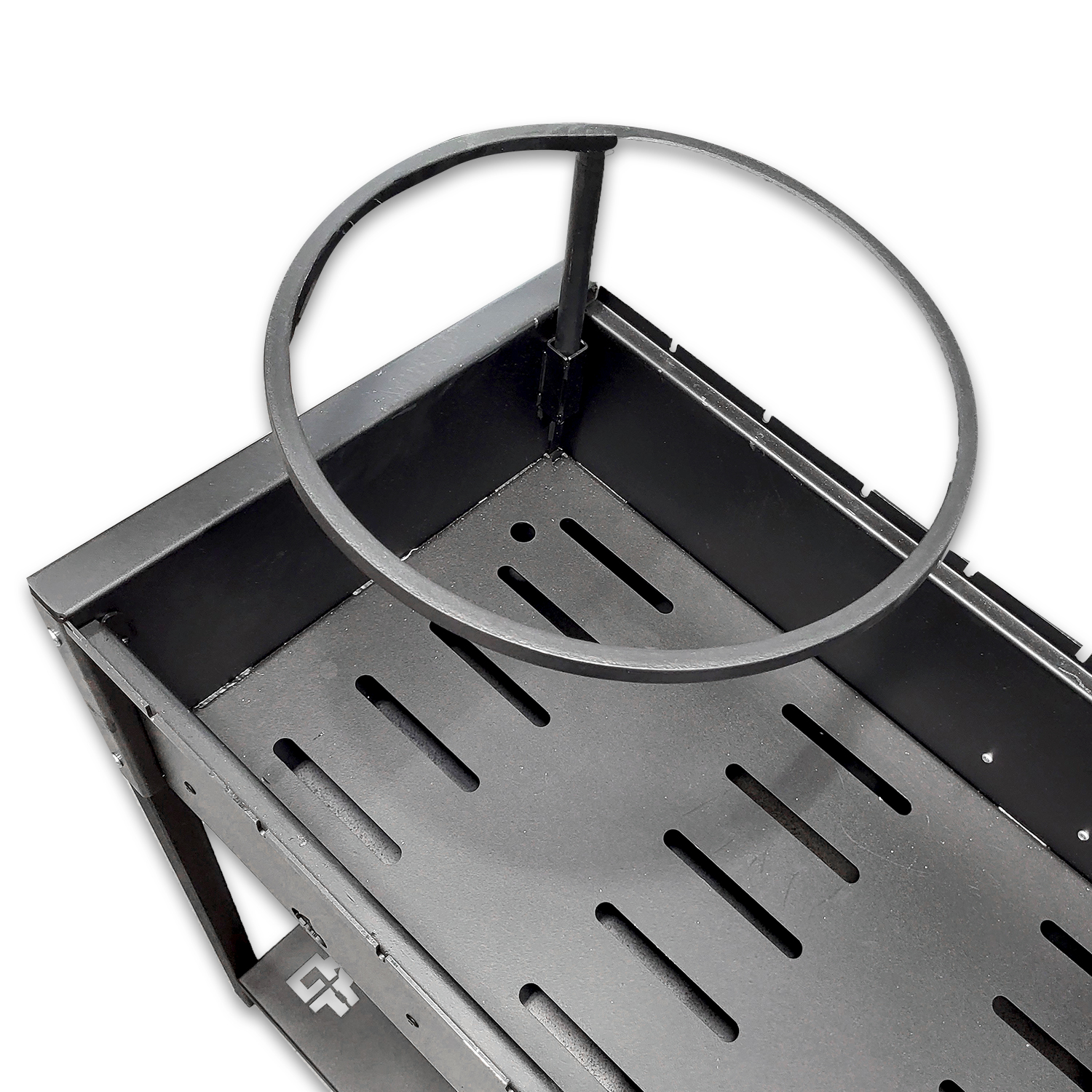 Schwarzer Metallgrill mit rundem Griff, aus erhöhter Perspektive auf weißem Hintergrund.