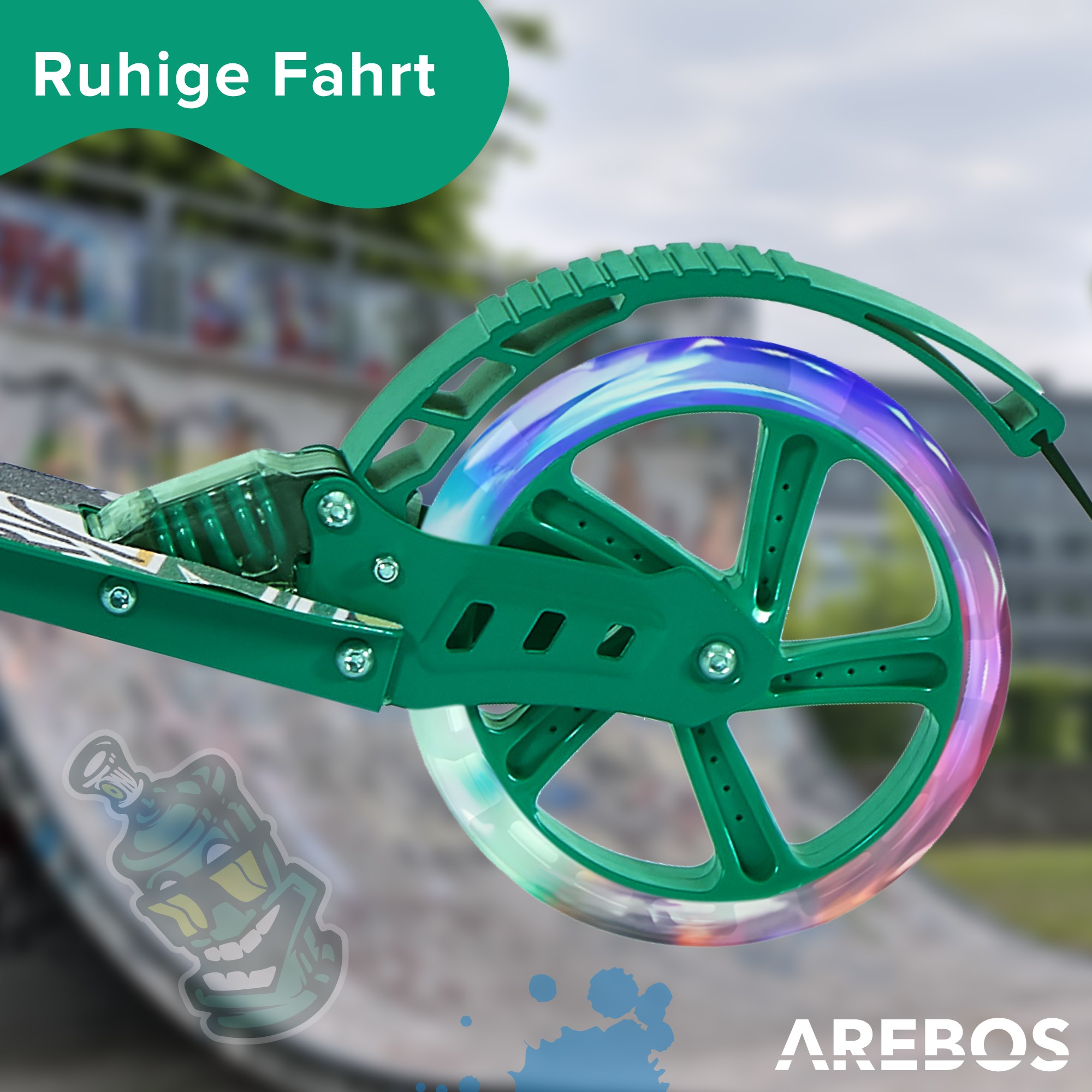 Grünes Roller-Rad mit Regenbogenlichtern. Graffiti-Kunst und Text sind sichtbar.